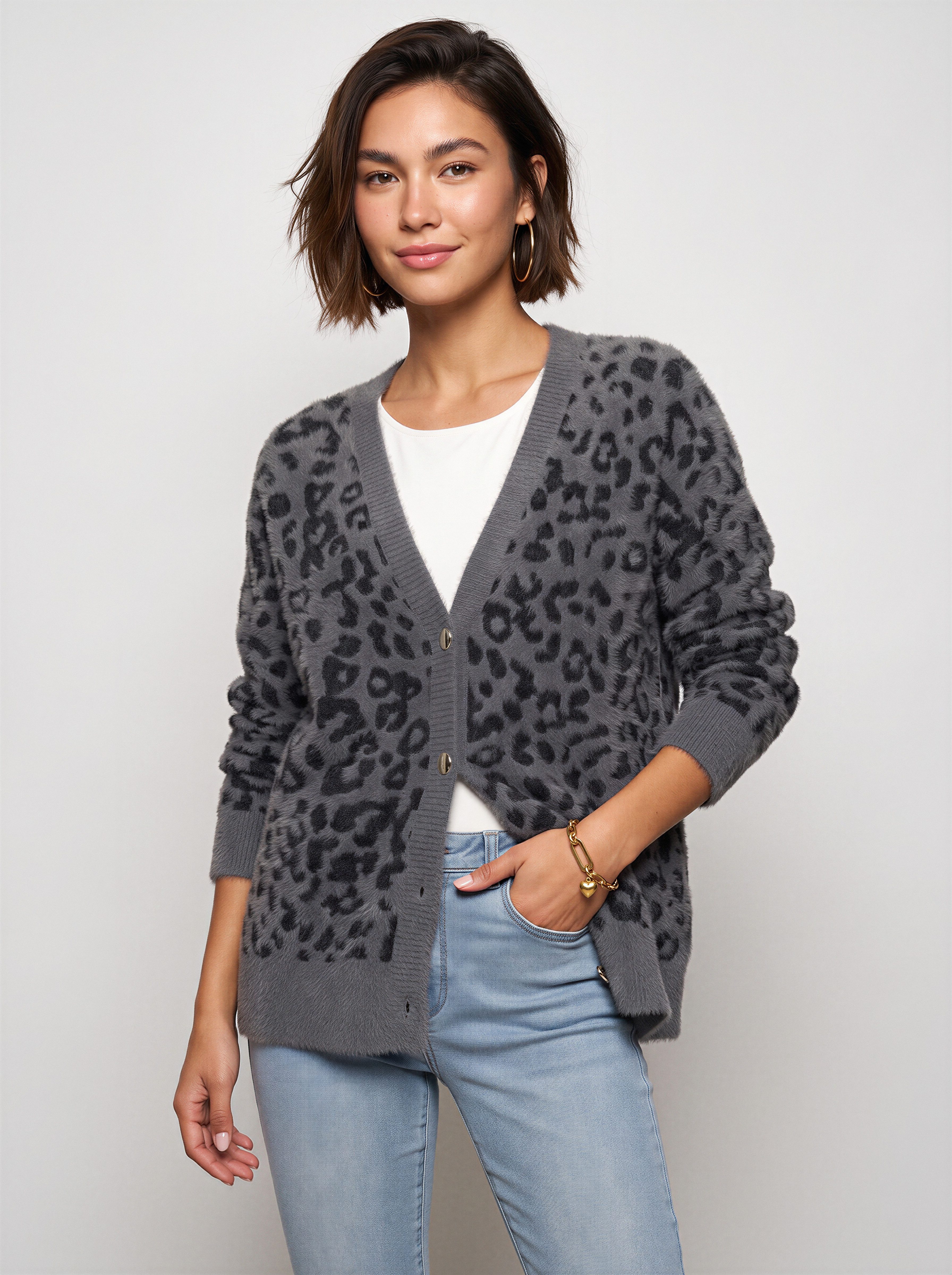 LASCANA Strickjacke in flauschiger Qualität mit Leomuster und lässiger Oversize-Form Cardigan mit Leomuster, Oversize-Strickjacke mit Animalmuster. € 59,99