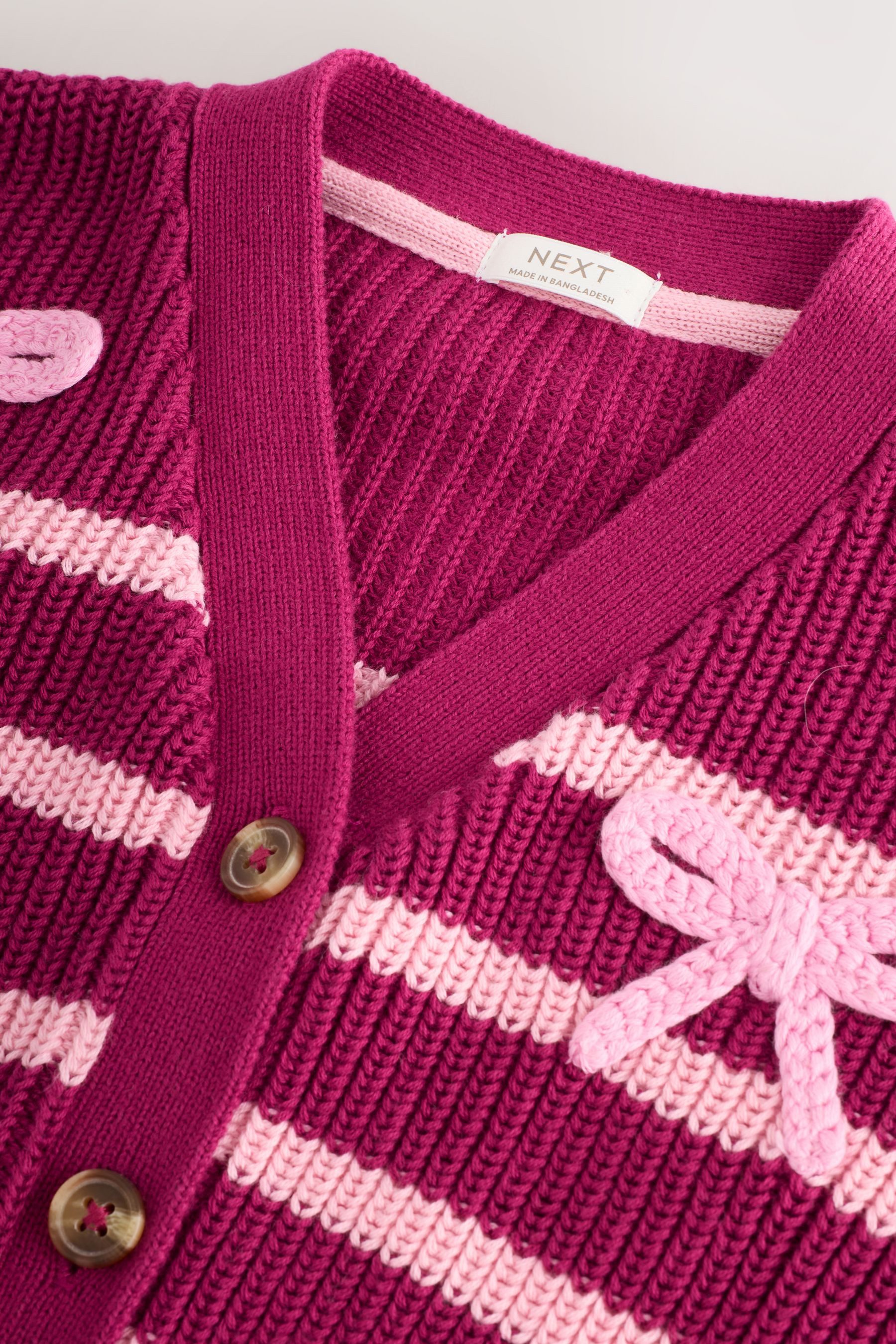 Next V-Ausschnitt-Pullover Gestreifte Strickjacke mit V-Ausschnitt + Schleife (1-tlg)