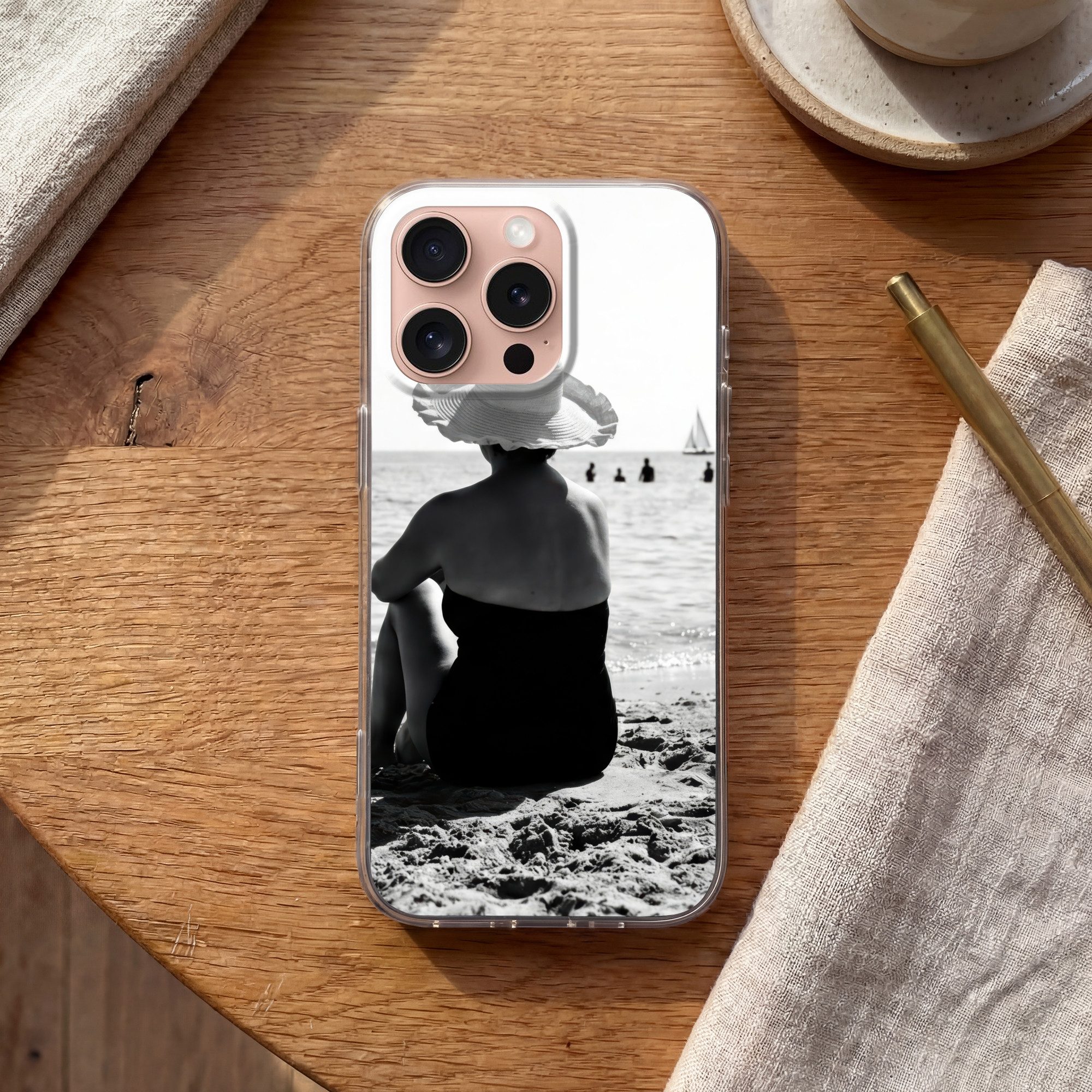MuchoWow Handyhülle für Apple iPhone 16 Pro Frauen - Sonnenhut - Strand - Schwarz - Weiß, Smartphone-Bumper, Print, Handy Schutzhülle Dünn