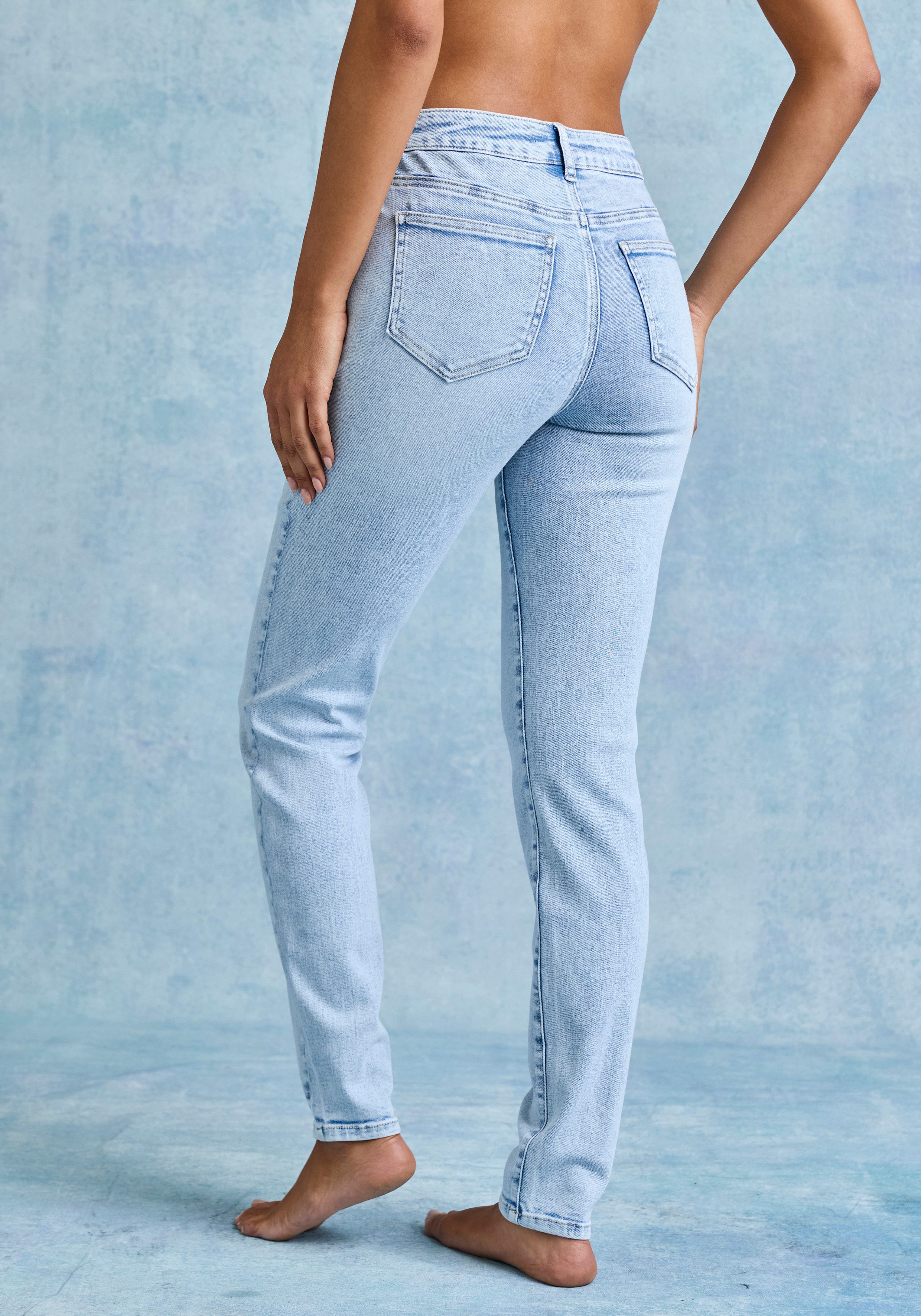 French Connection Skinny-fit-Jeans mit Used-Waschung und klassischem 5-Pocket-Design schmale Beinform, Röhrenjeans, Stretchjeans, elastisches Material – Bild 4 von 5