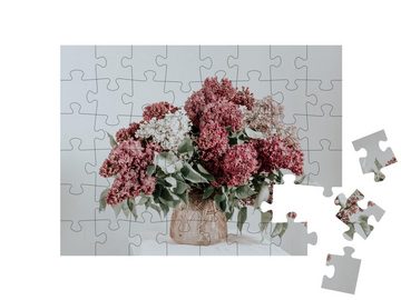 puzzleYOU Puzzle Blumenstrauß mit Flieder in einer rosa Glasvase, 48 Puzzleteile, puzzleYOU-Kollektionen Blumenvasen, Blumen & Pflanzen