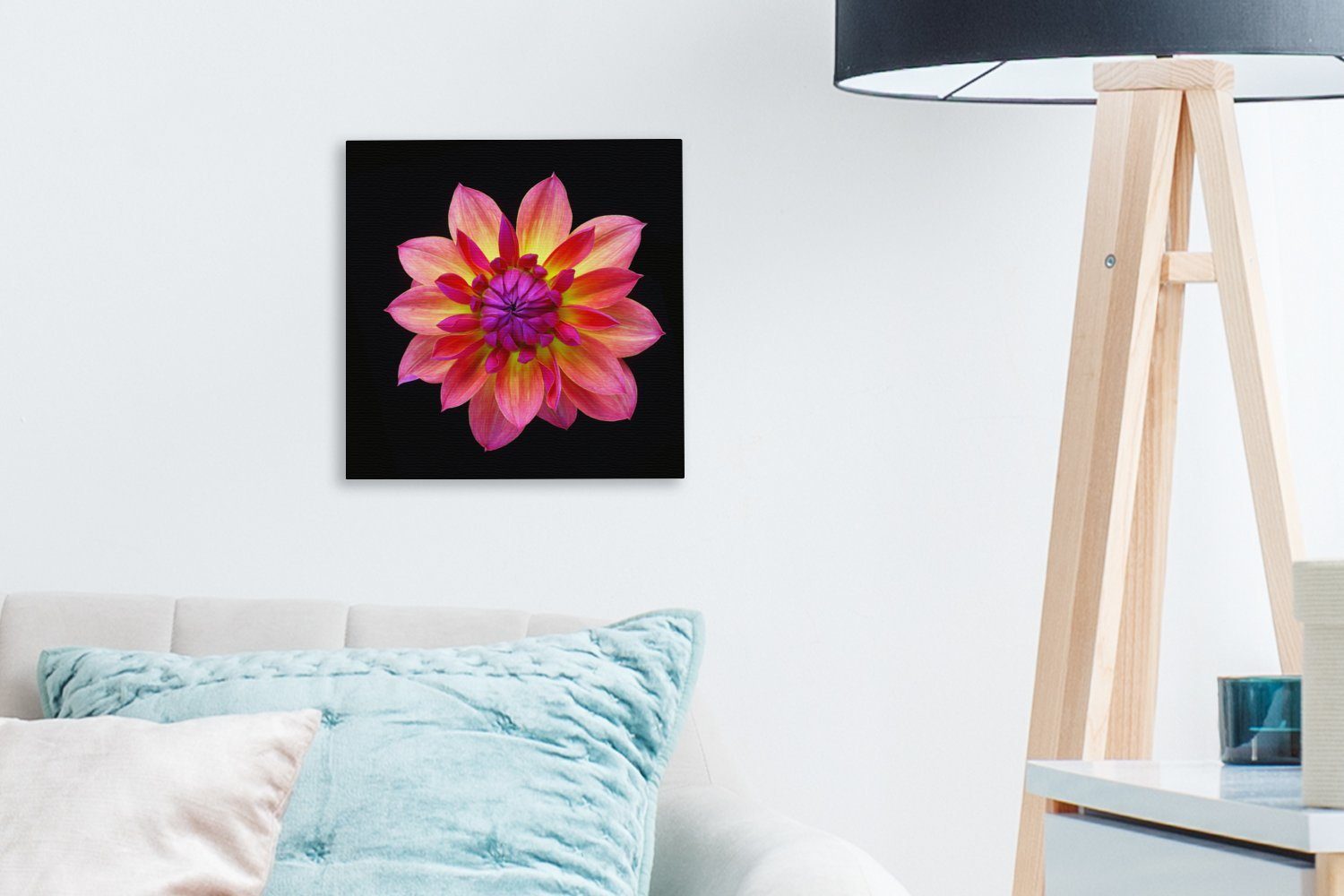 auf Eine der für Leinwandbild (1 Leinwand Schlafzimmer St), Bilder schwarzem, OneMillionCanvasses® Dahlienblüte Nahaufnahme Wohnzimmer mehrfarbigen