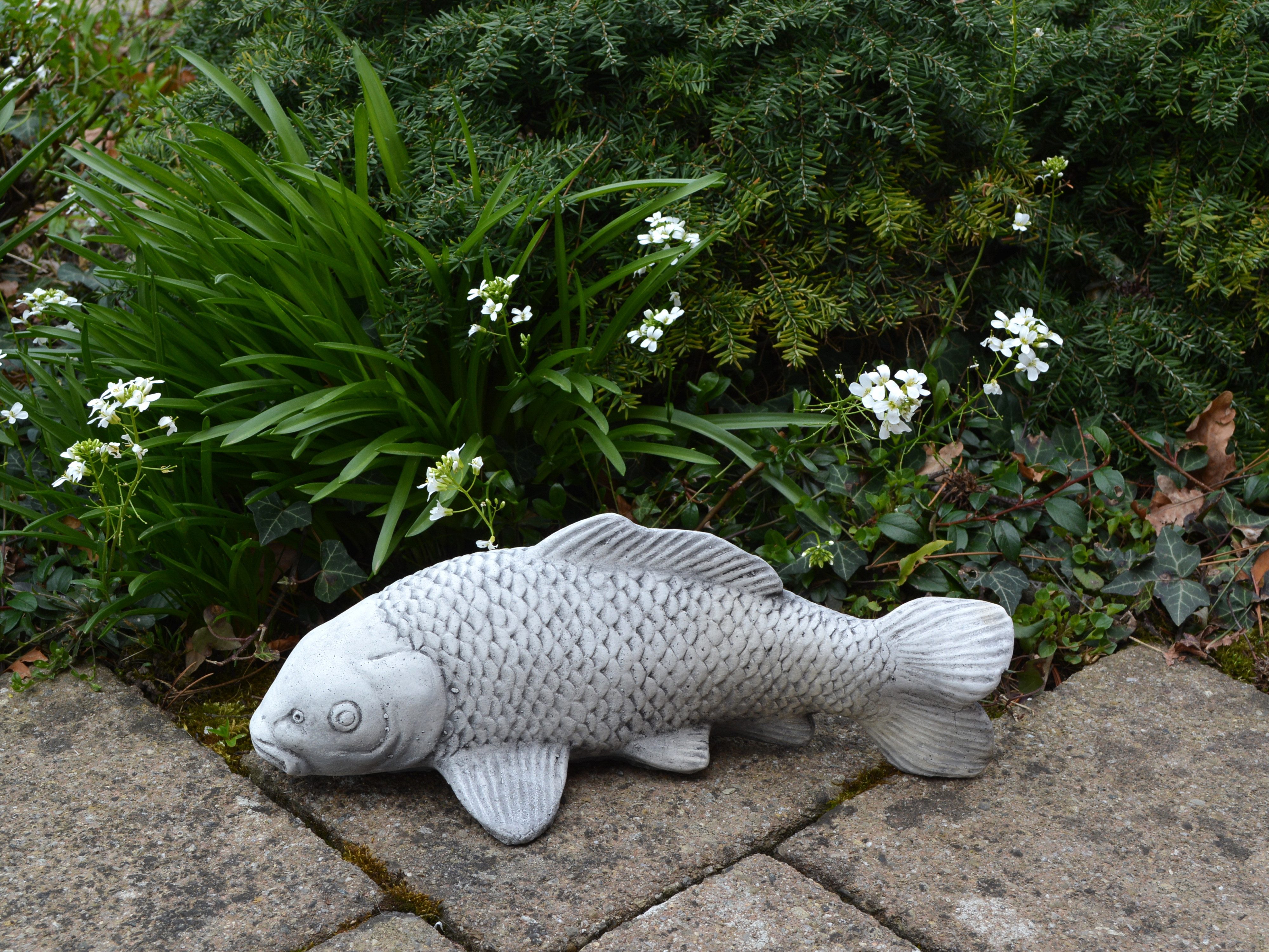 gartendekoparadies.de Gartenfigur Koi-Fisch mit schwarzer Prägung, H. 12 cm, 4 kg, Frostsicher