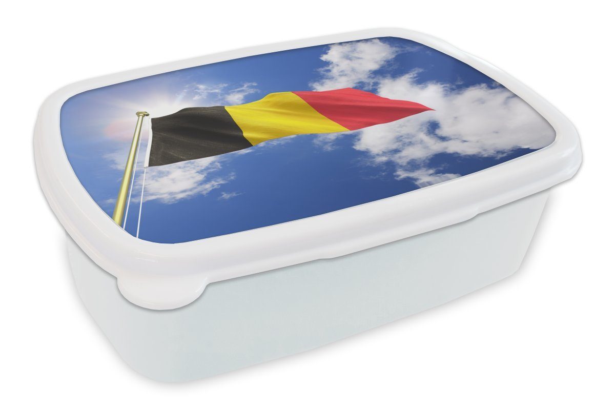 MuchoWow Lunchbox Die belgische Flagge weht am Himmel, Kunststoff, (2-tlg), Brotbox für Kinder und Erwachsene, Brotdose, für Jungs und Mädchen weiß