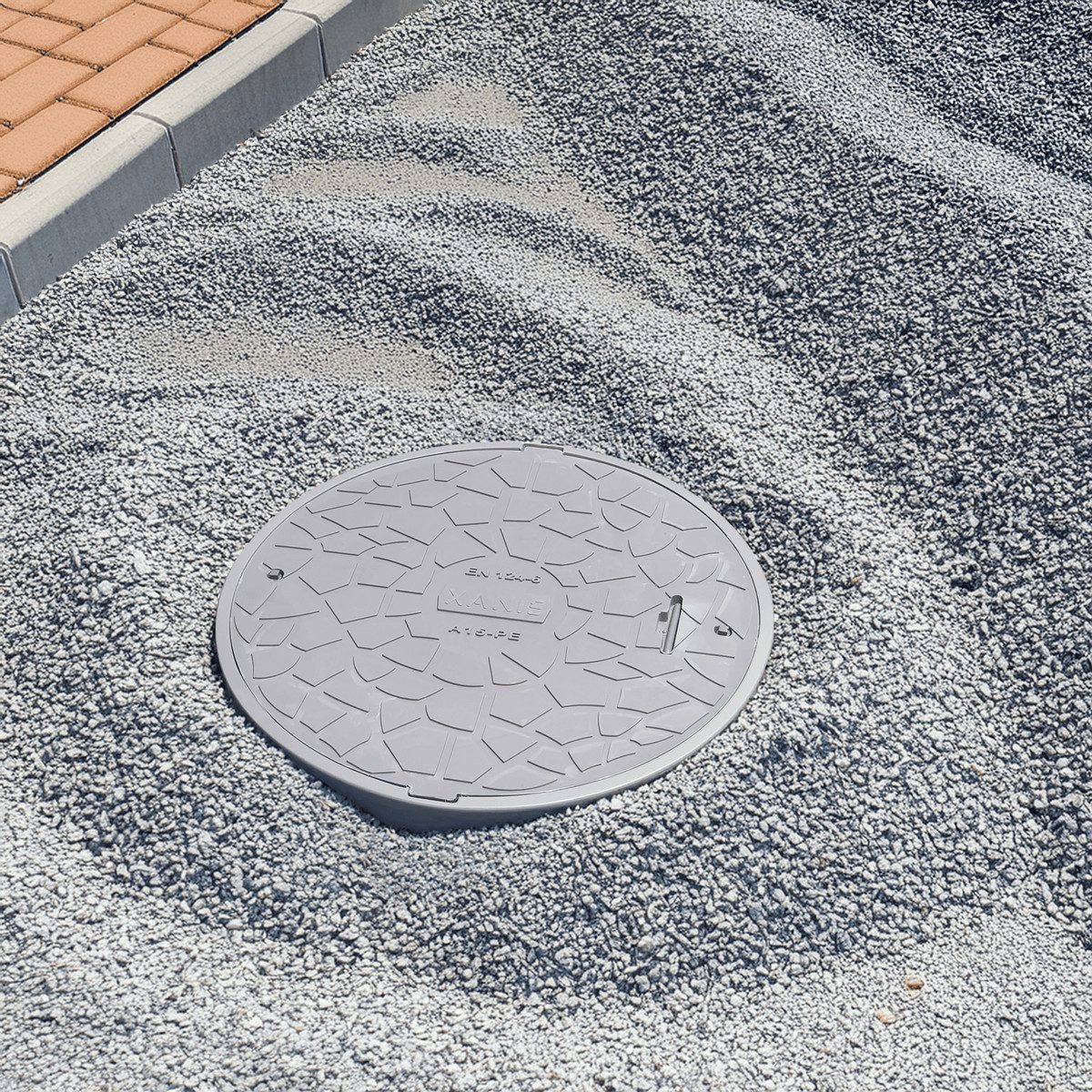 Xanie Erdschacht Schachtdeckel DN600 mit Rahmen Ø 800 mm + Verriegelung, Kunststoff A15, 80x80x9.5 cm, grau, begehbar, natürliche Optik