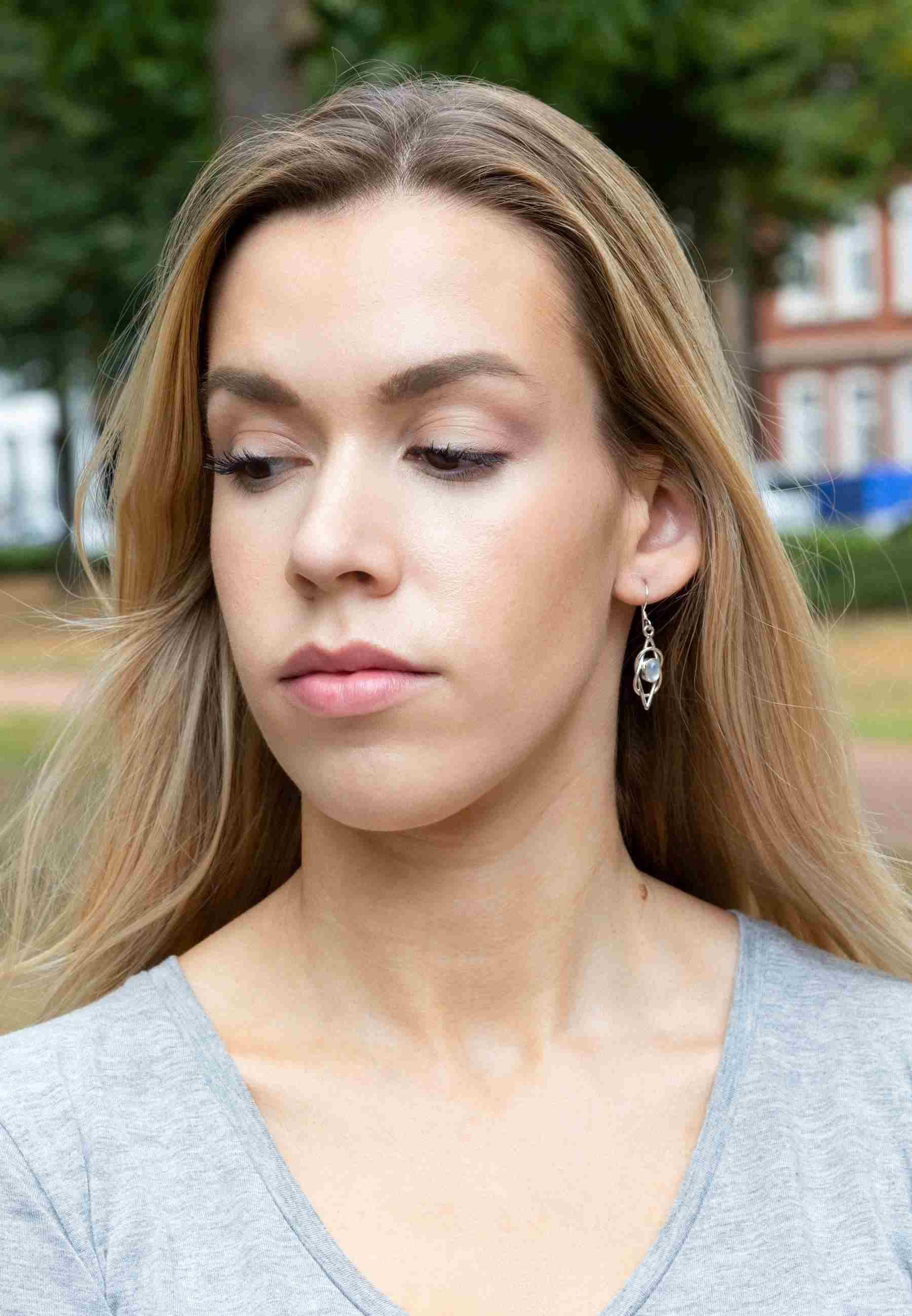 mantraroma Paar Ohrhänger ANELA aus 925 Silber mit Regenbogen Mondstein (Paar, Paar Ohrringe mit Schmuckbeutel), 925 Sterling Silber Ohrringe für Damen