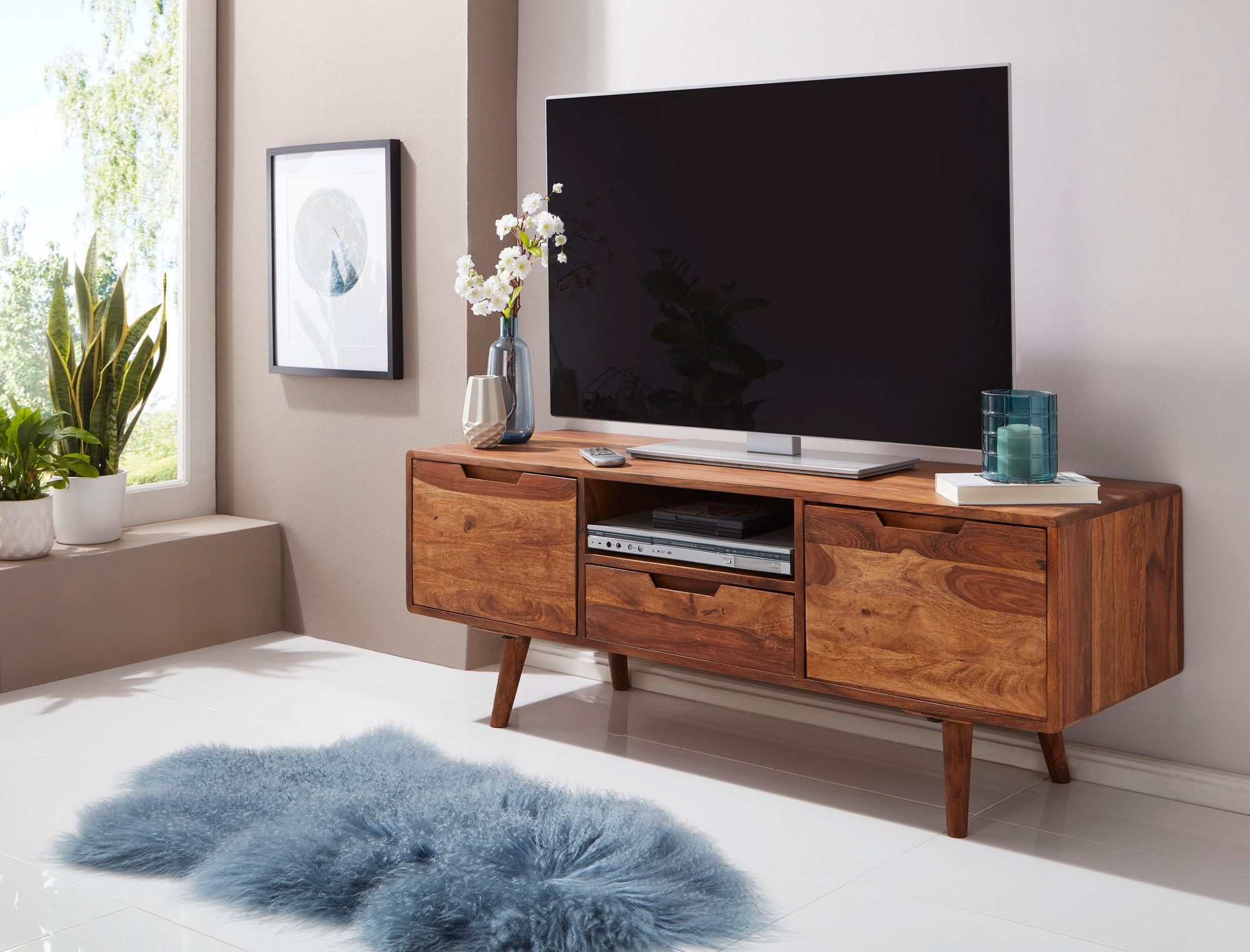 furnicato Lowboard Massivholz, Walnuss Finish 135x51x45 cm Braun (1 St), TV-Board mit offenem Regalfach und Schublade für dein Wohnzimmer