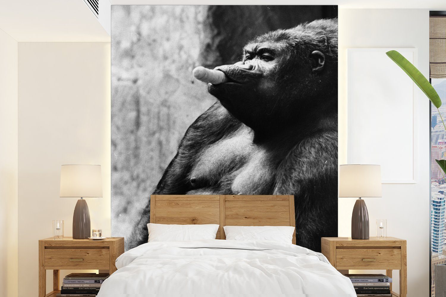 MuchoWow Fototapete Ein Gorilla isst seine Banane auf eine besondere Art und Weise, Matt, bedruckt, (4 St), Montagefertig Vinyl Tapete für Wohnzimmer, Wandtapete