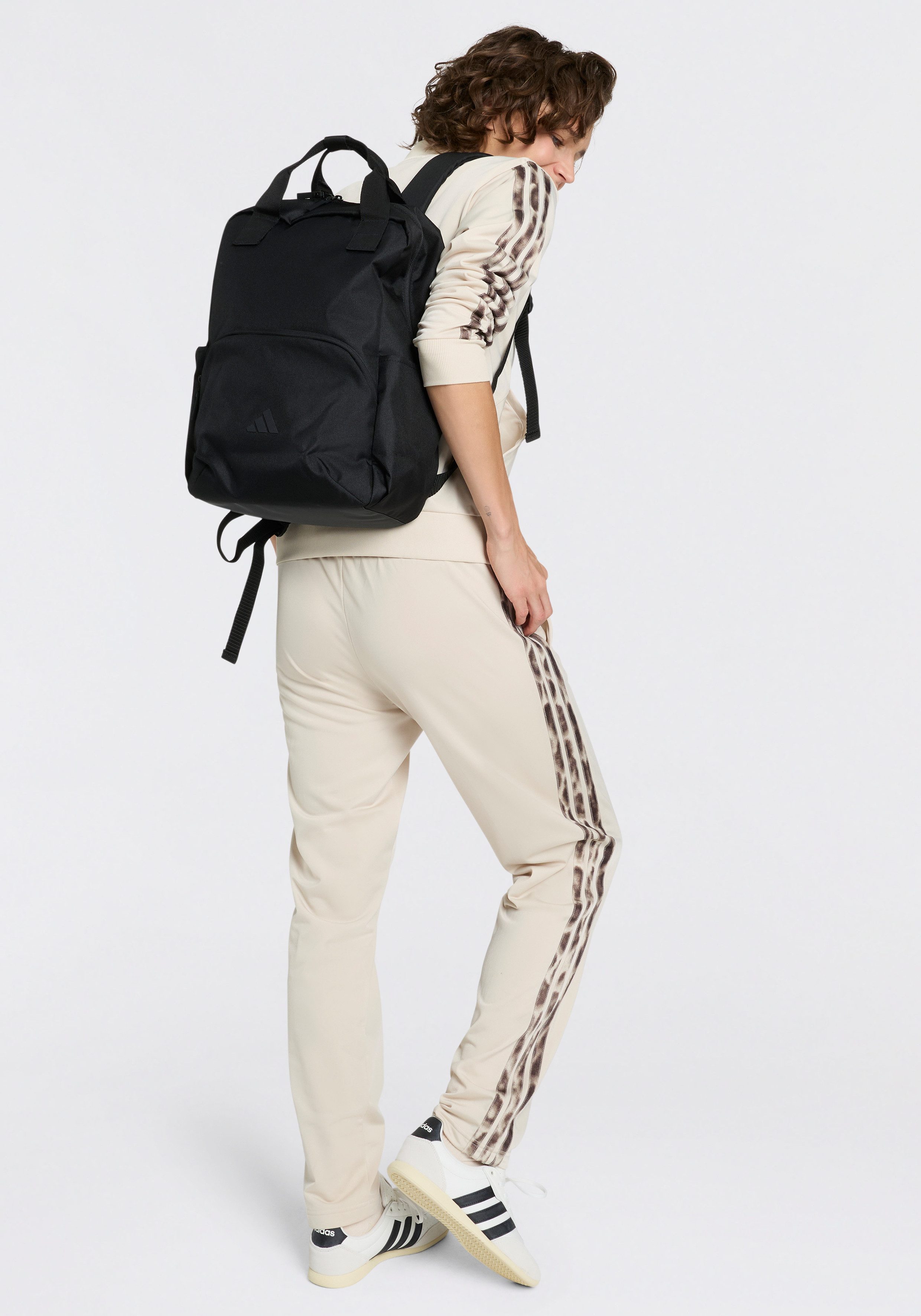 Zum Outfit 9