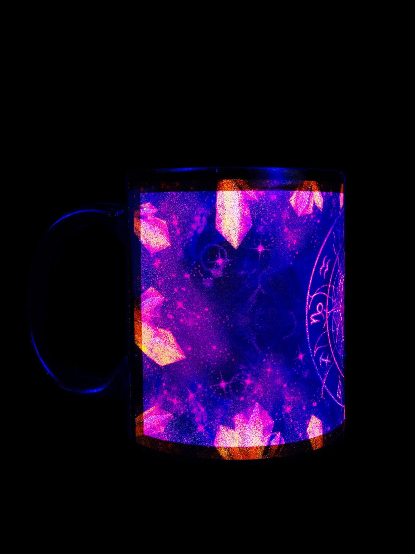 PSYWORK Tasse Fluo Cup Neon Signs Violet", Motiv leuchtet Keramik, UV-aktiv, "Zodiac Tasse Schwarzlicht unter