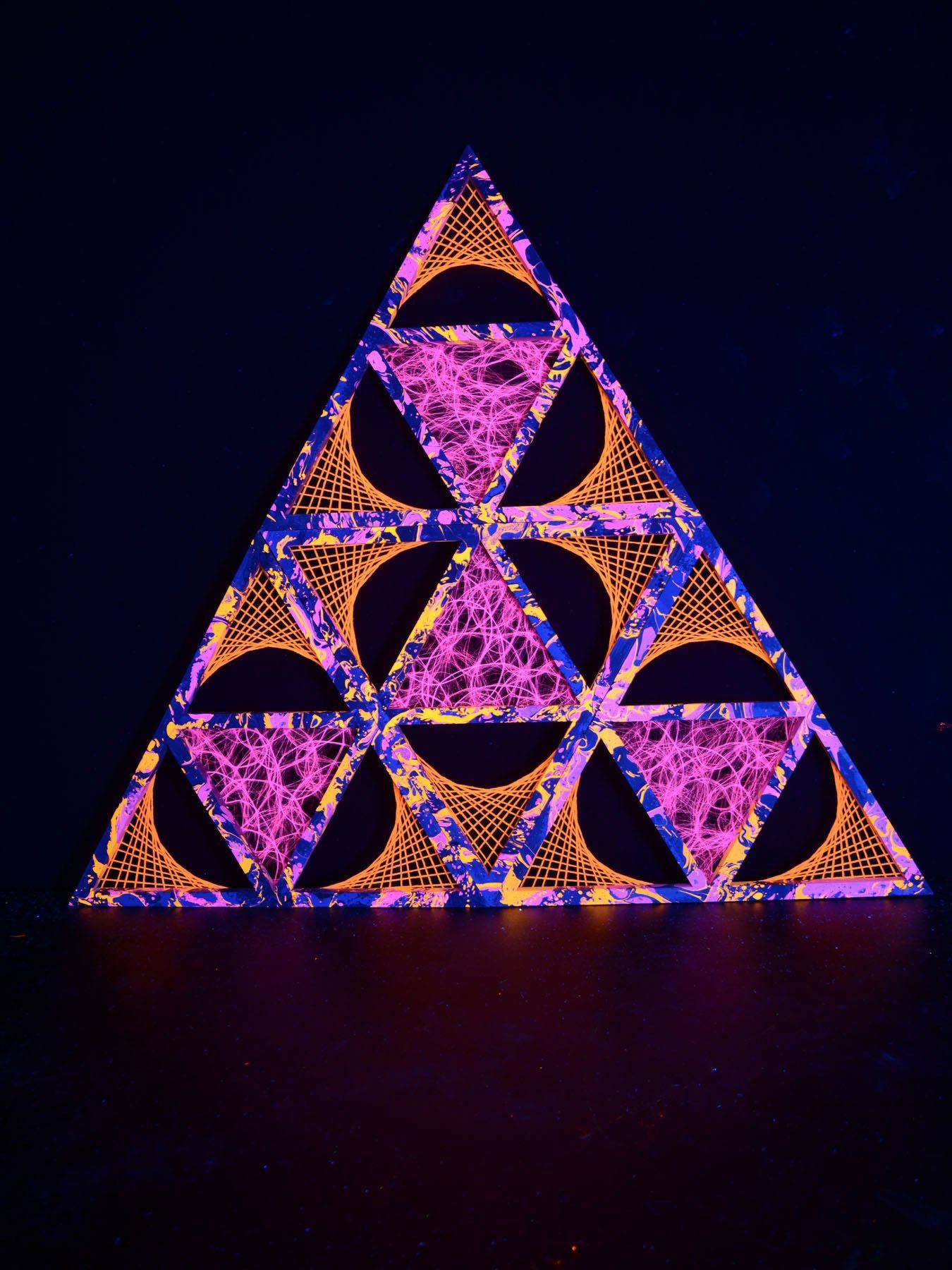 unter leuchtet UV-aktiv, Orange Dekoobjekt Schwarzlicht StringArt PSYWORK Pyramide 3D Journey", "Deep Schwarzlicht 1,30m,