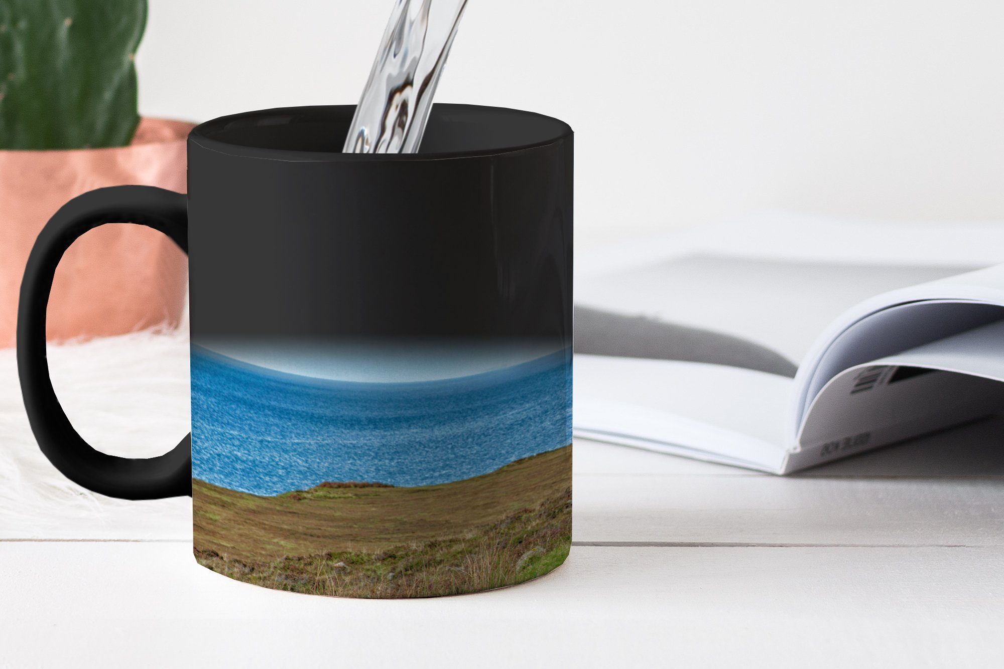 Schottische Geschenk Zaubertasse, - Kaffeetassen, Tasse Landschaft, - Wolken Keramik, Highlander Teetasse, Farbwechsel, MuchoWow