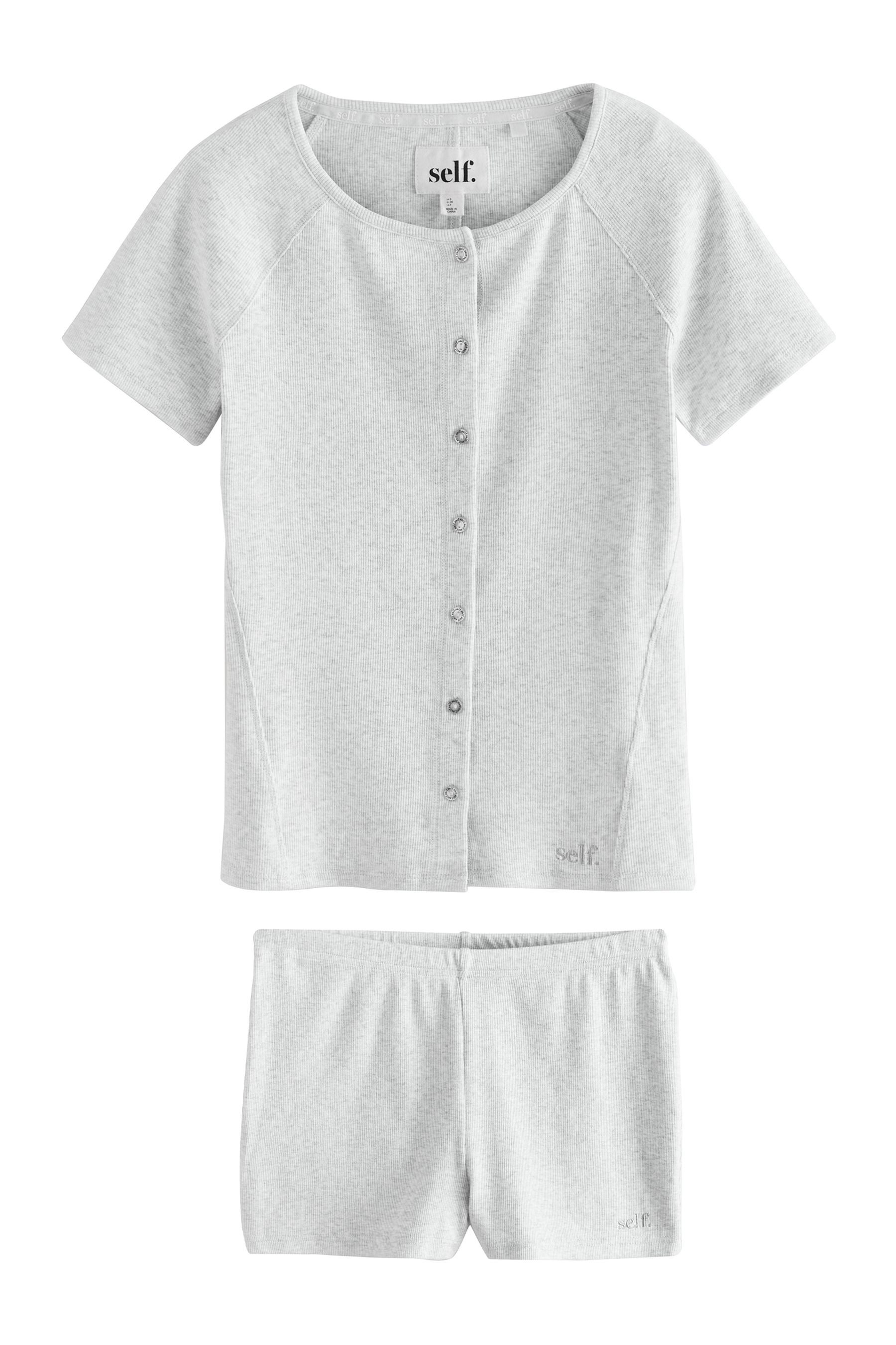 Pyjama Self. Geripptes T-Shirt und Shorts im Set
