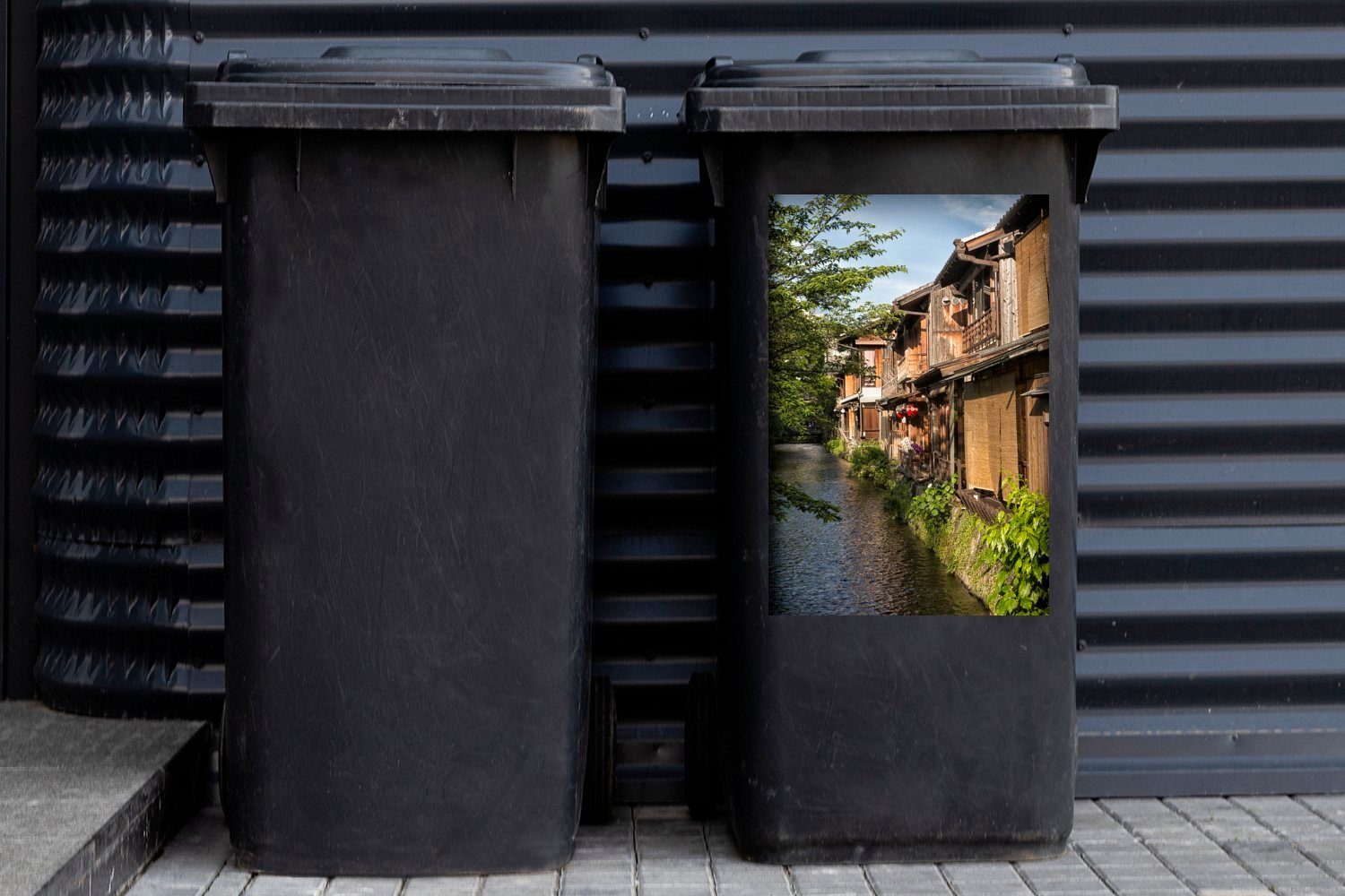 MuchoWow Wandsticker Häuser Japan Abfalbehälter von des in Kanals Nähe Container, Sticker, entlang Mülltonne, (1 Mülleimer-aufkleber, der Kyoto Traditionelle in St)