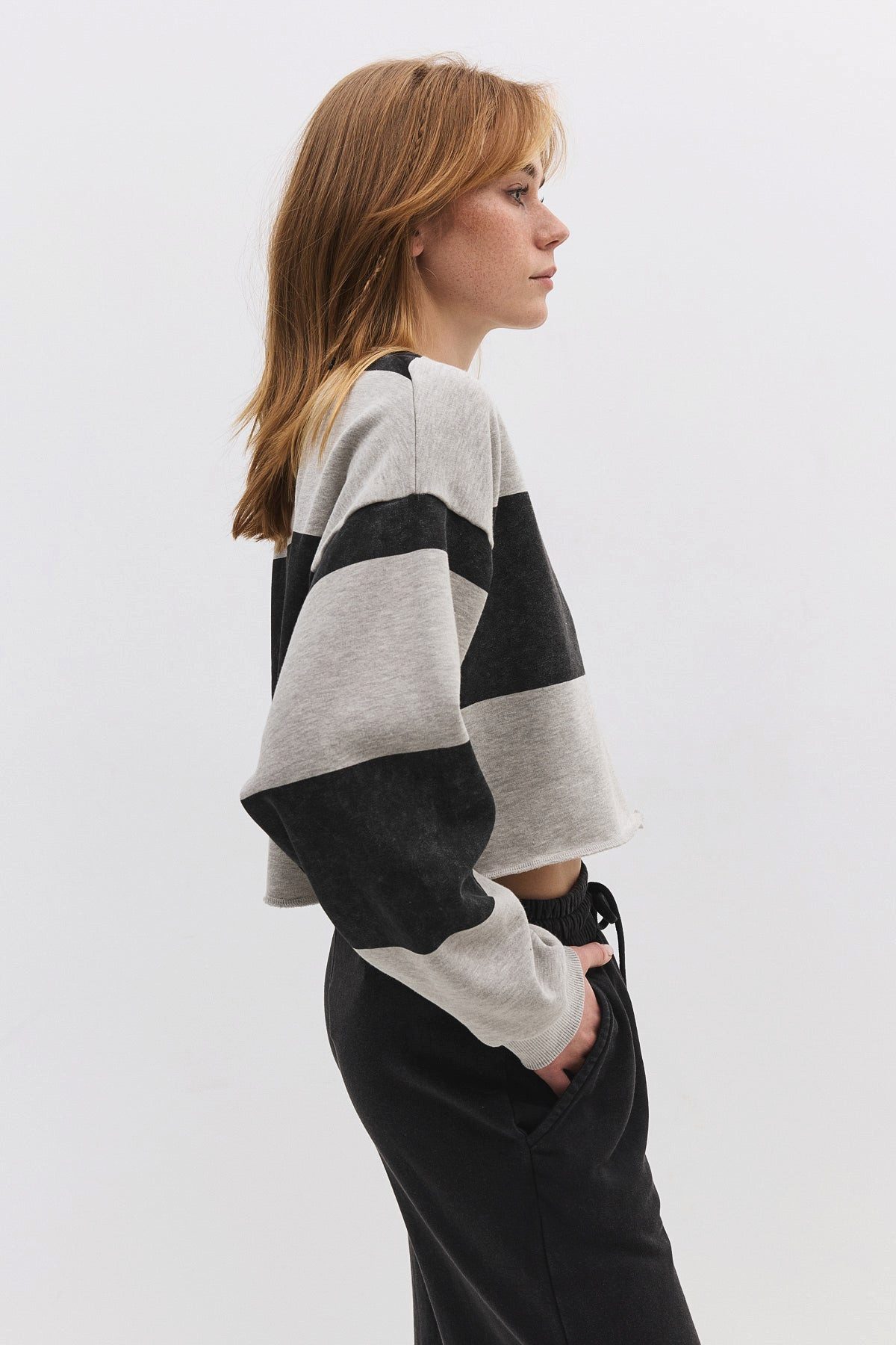 No Matter What Kapuzensweatshirt Gestreiftes Crop-Sweatshirt – Bild 3 von 5