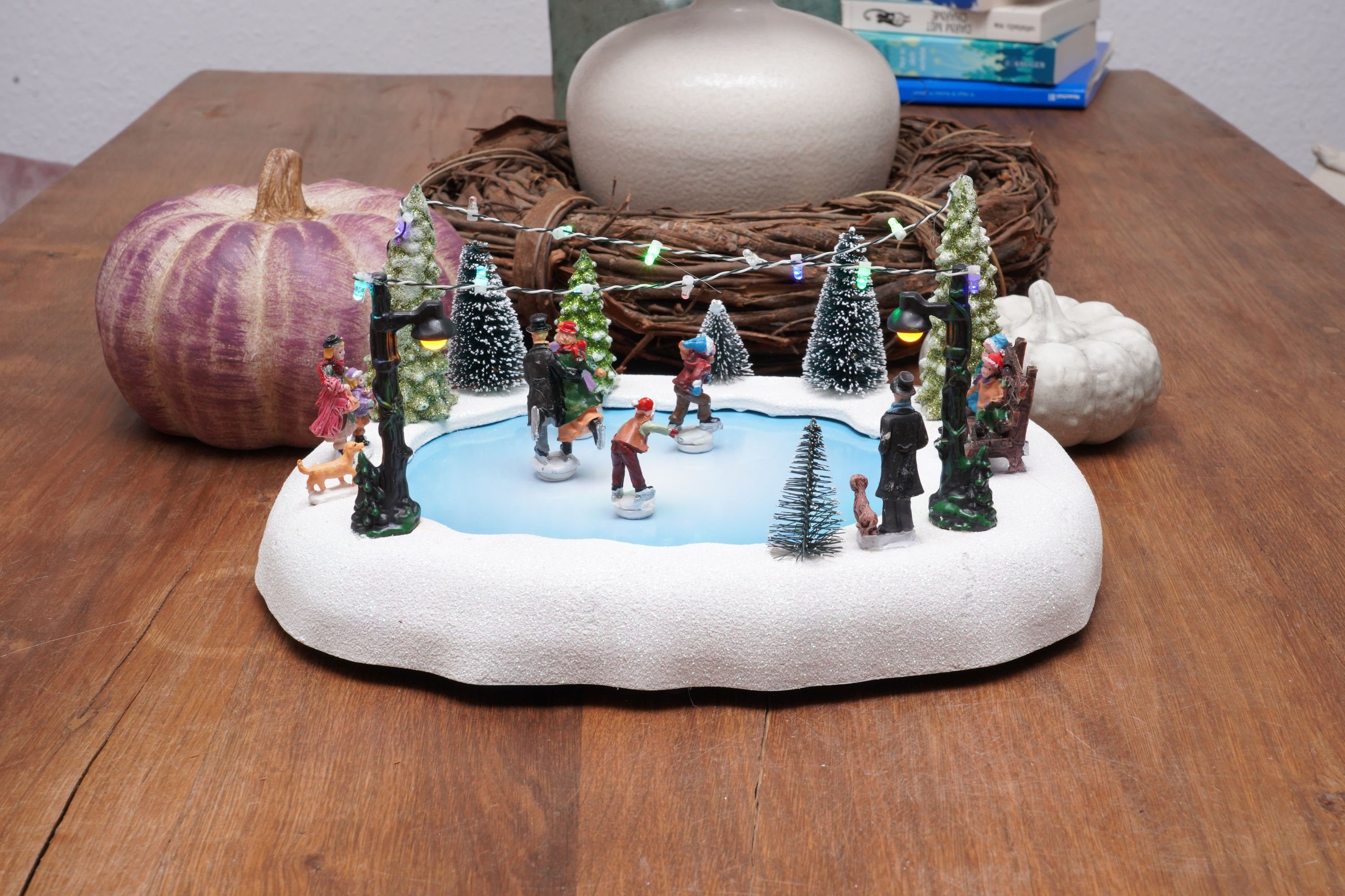 Spetebo Weihnachtsszene Eisbahn mit fahrenden Figuren und LED Beleuchtung, günstig online kaufen