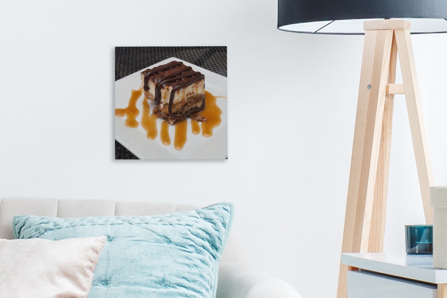 Leinwand Seitenansicht eines einem, auf (1 Wohnzimmer Leinwandbild Schlafzimmer Tiramisu-Desserts, St), für Bilder OneMillionCanvasses® serviert