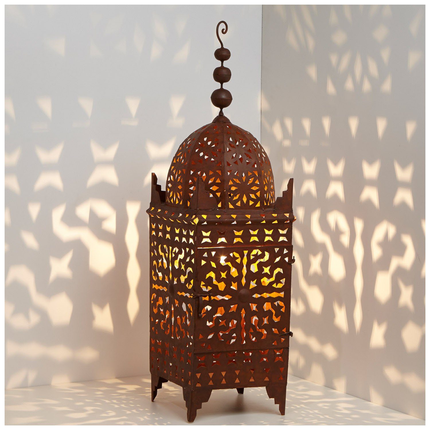 Casa Moro Kerzenlaterne Orientalische Laterne marokkanische Eisenlaterne Firyal H-110 cm (Garten Windlicht wie aus 1001 Nacht, edelrost-braun, hängend & stehend), Muttertag Kerzenhalter für draußen & Innen, mit Eisen Rost Finish