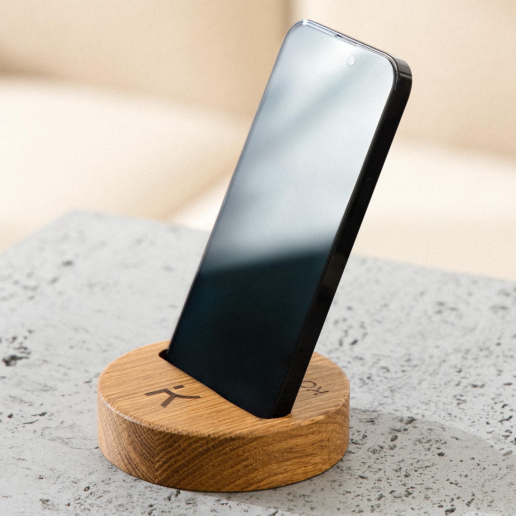 KONSIMO® Handy-Halterung Handyständer CELIA Eichenmassivholz, hergestellt in der EU, (bis 6,2 Zoll, handgefertigt, ⌀10 cm)