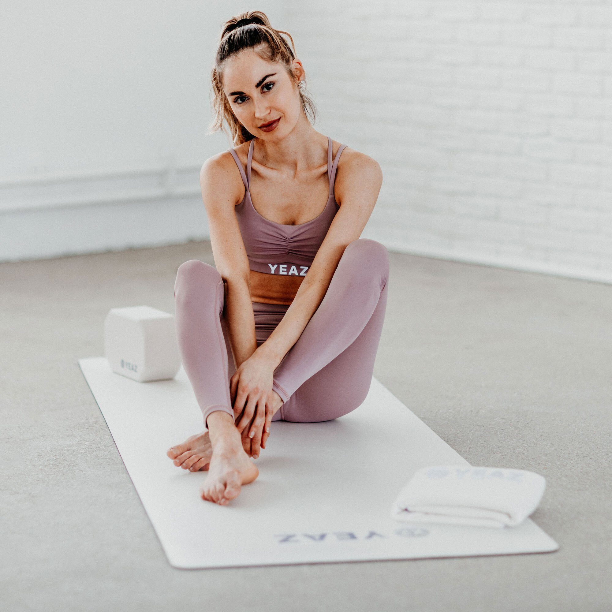set - matte Yogamatte weiß & handtuch CARESS YEAZ