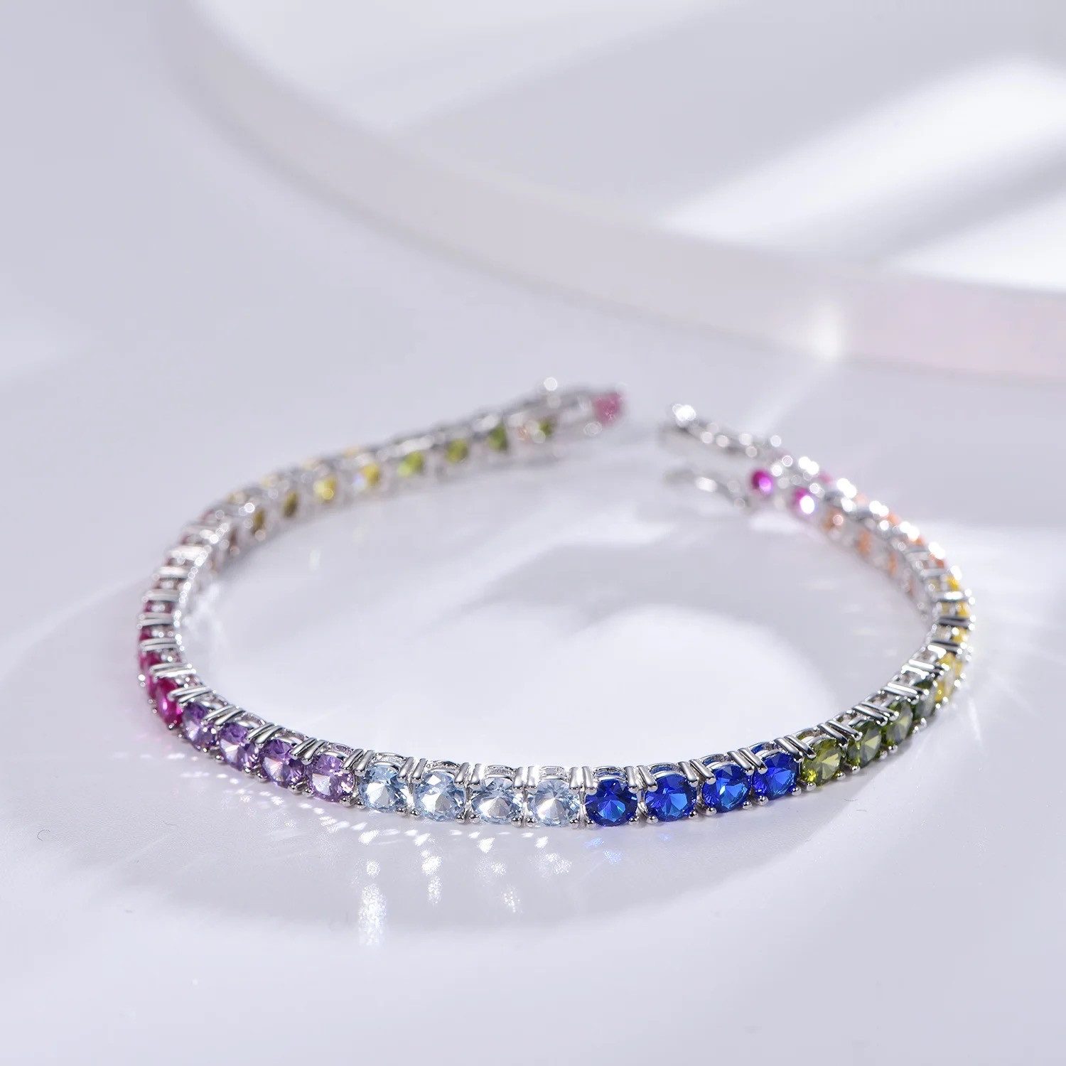 Tennisarmband Handgefertigtes Tennisarmband aus 925 Silber im Regenbogen Design 5mm
