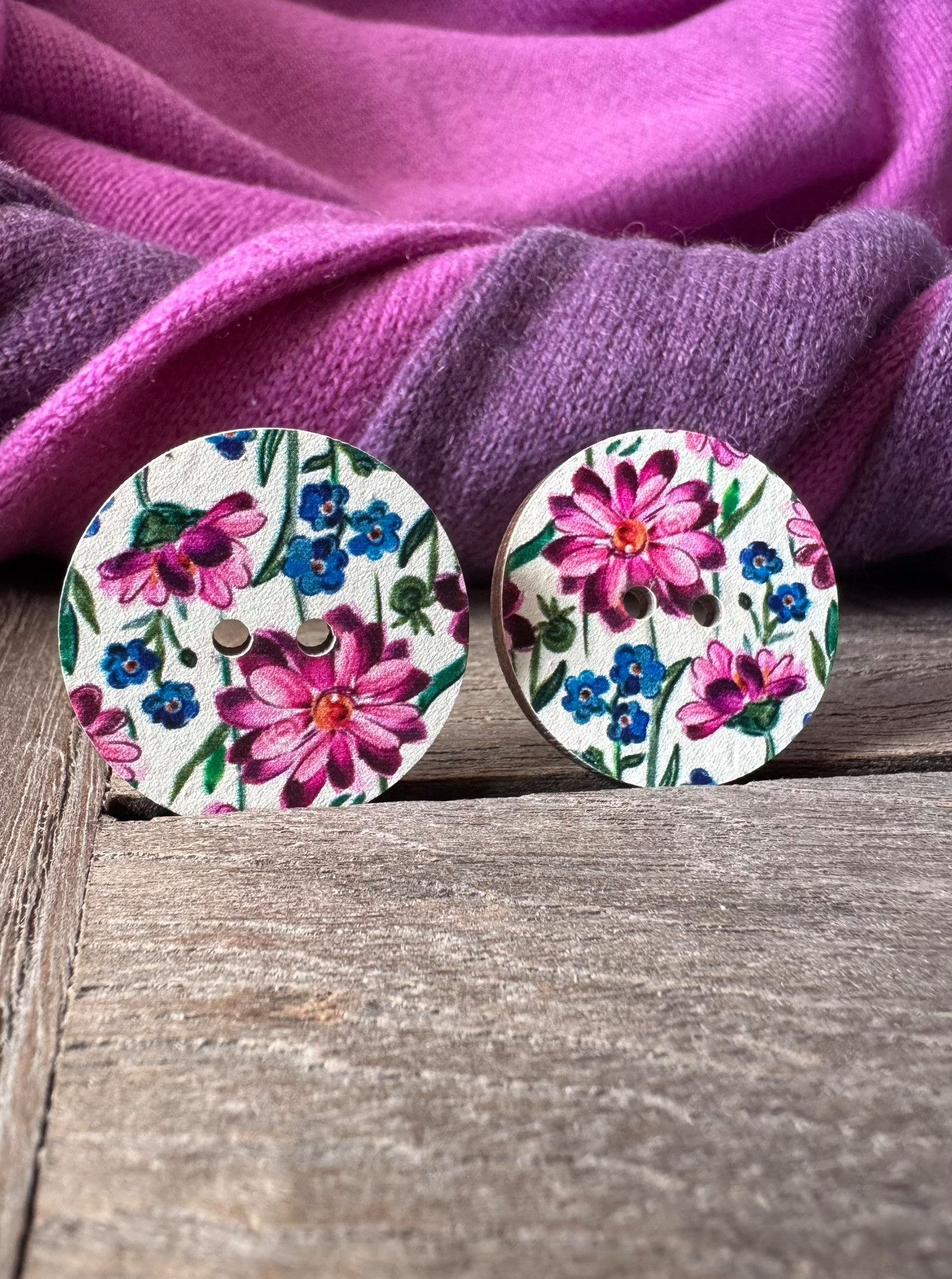 Hartmann-Knöpfe Knopf 5 Stück flache Knöpfe 3cm Birkenholz Blume Motiv lila rosa 2 Loch