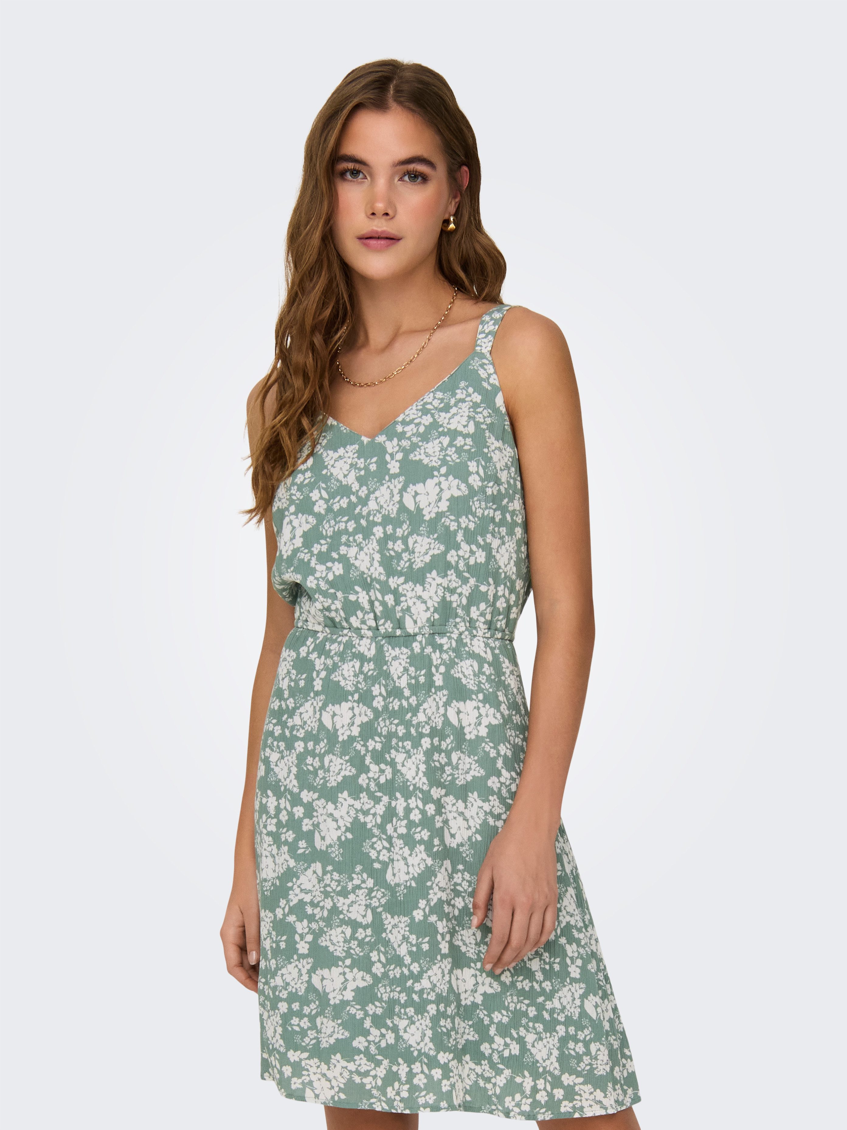 ONLY Trägerkleid ONLKARMEN LIFE S/L SHORT DRESS WVN NOOS Viskose, regular fit, V-Ausschnitt