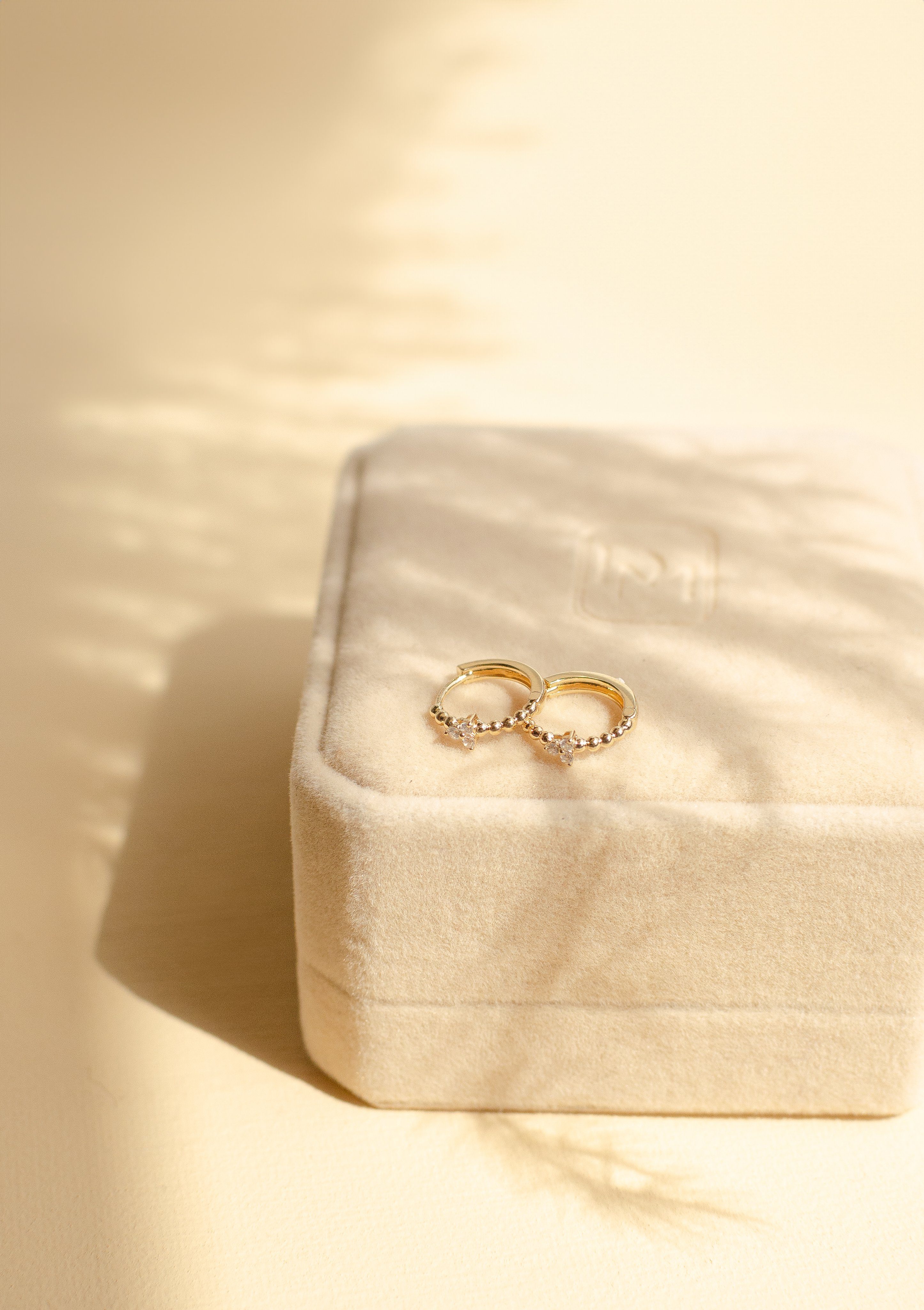 Dear Me Klappcreolen Damen Gold 585 drei Zirkonia, 14K Massivgold Creolen Kugeln, Kleine 585 Gelbgold Ohrringe Dreiblatt Kristalle, Echtgold Schmuck