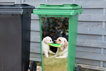 MuchoWow Wandsticker Hund mit seinem Welpen und einem Frisbee (1 St), Mülleimer-aufkleber, Mülltonne, Sticker, Container, Abfalbehälter