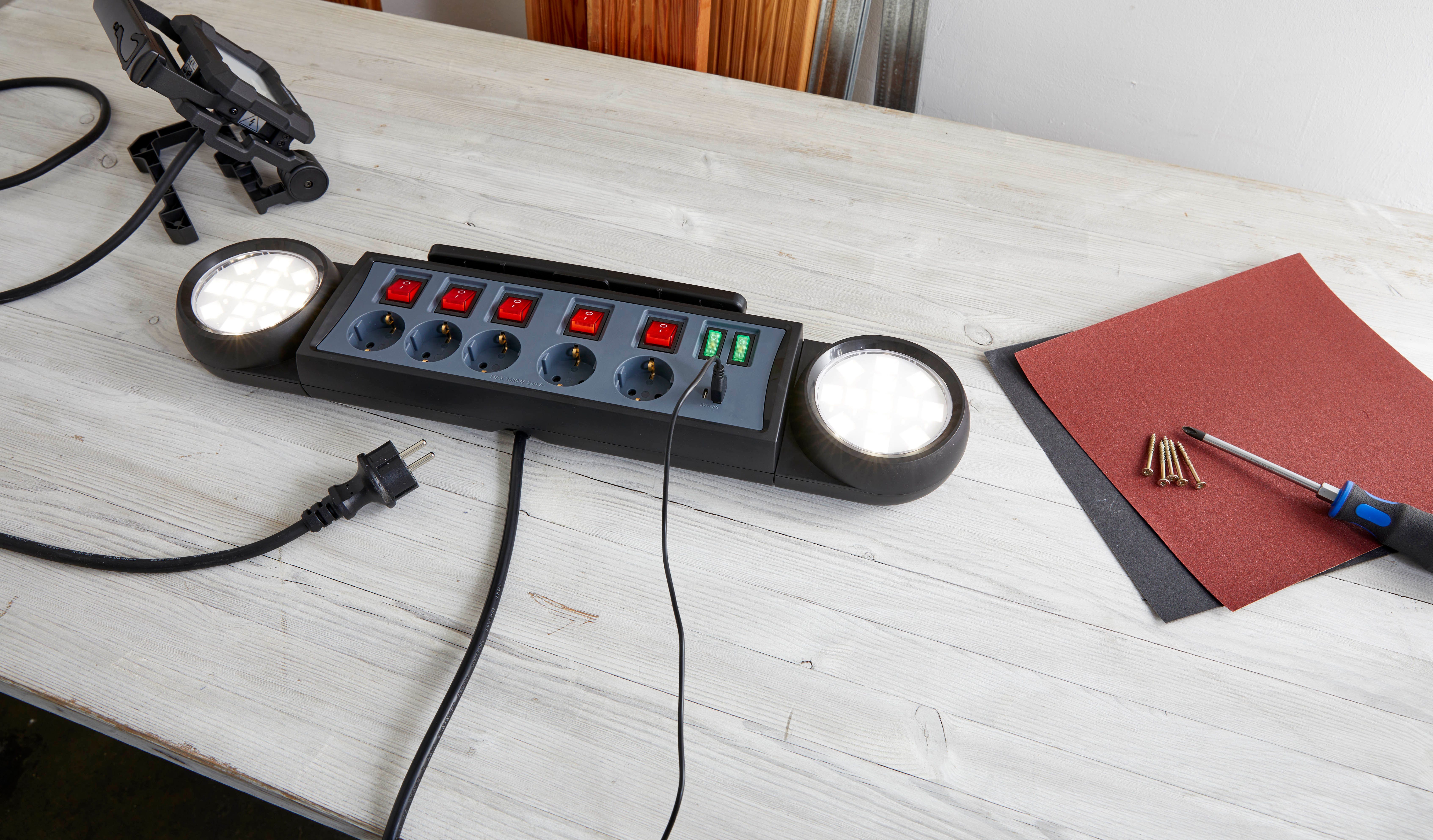 Northpoint LED Steckdosenleiste Wandmontage USB-C Anschlüsse Smartphonehalter Mehrfachsteckdose