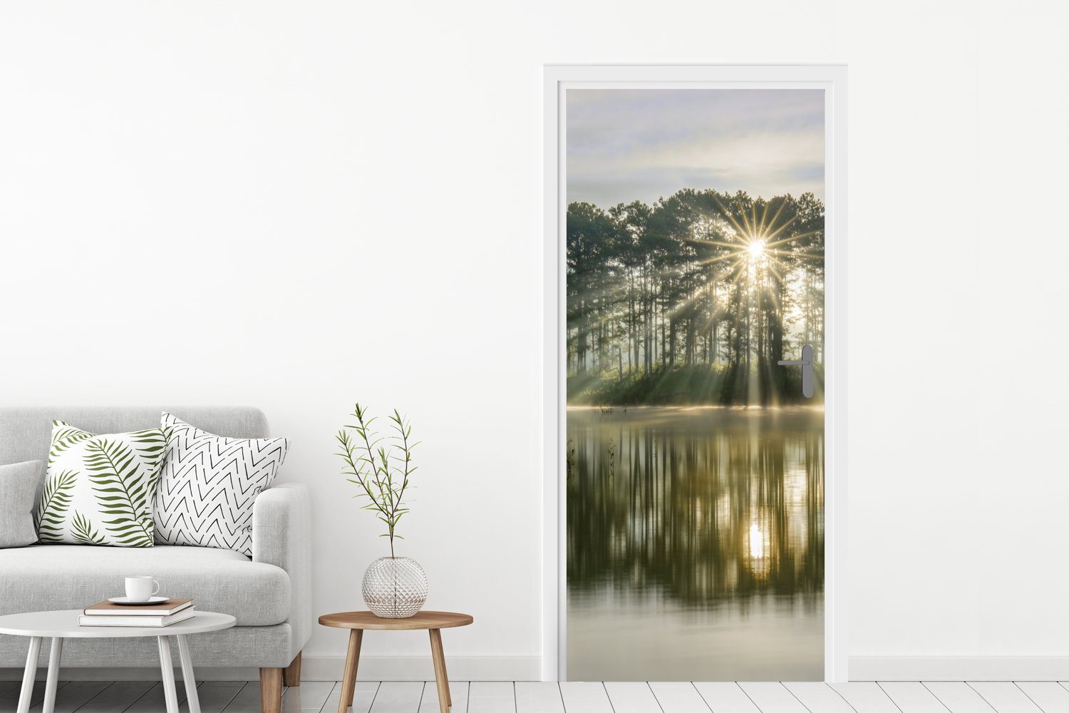 bedruckt, ruhigen Bäume St), (1 cm einem Fototapete für MuchoWow Matt, Türtapete See, an die durch Türaufkleber, Sonnenstrahlen 75x205 Tür,
