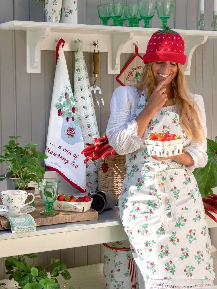 Greengate Henkeltasche Greengate Kühltasche BERRY Weiß mit Erdbeeren 32x20 cm