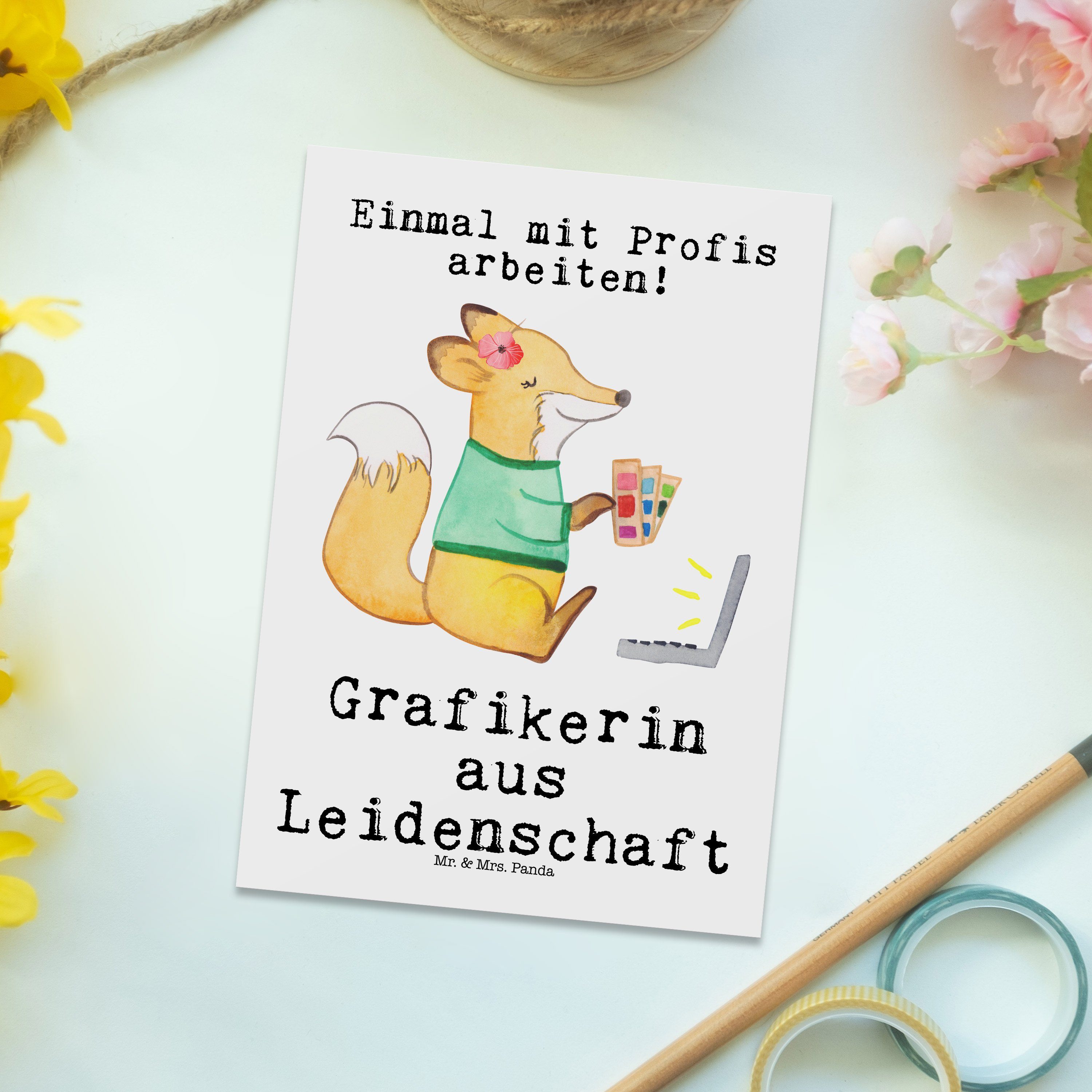 Mrs. aus & Postkarte Panda Leidenschaft - Mediengesta Grußkarte, Grafikerin Weiß - Geschenk, Mr.