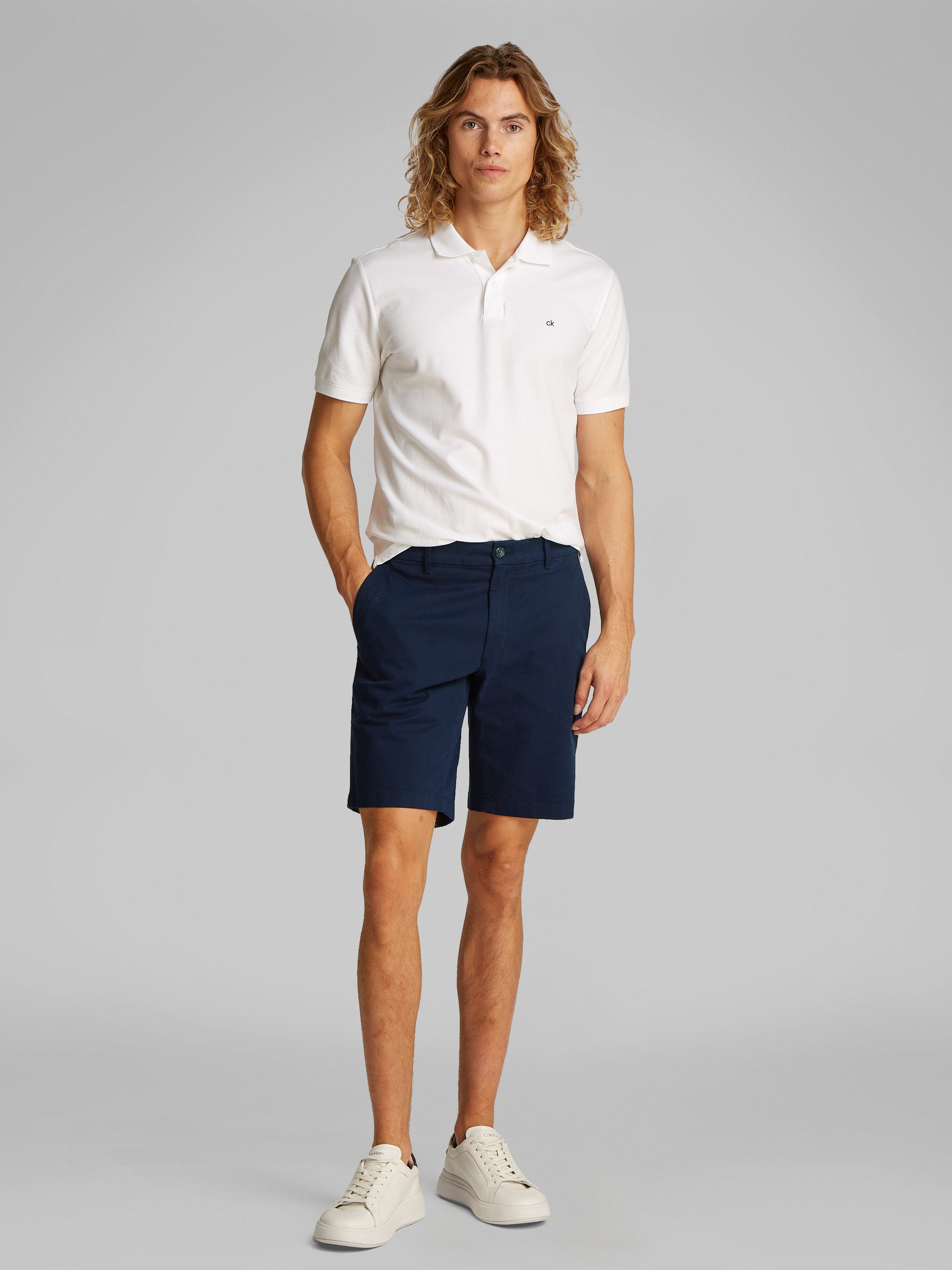 Calvin Klein Chinoshorts MODERN TWILL SLIM CHINO SHORT mit Logo-Patch