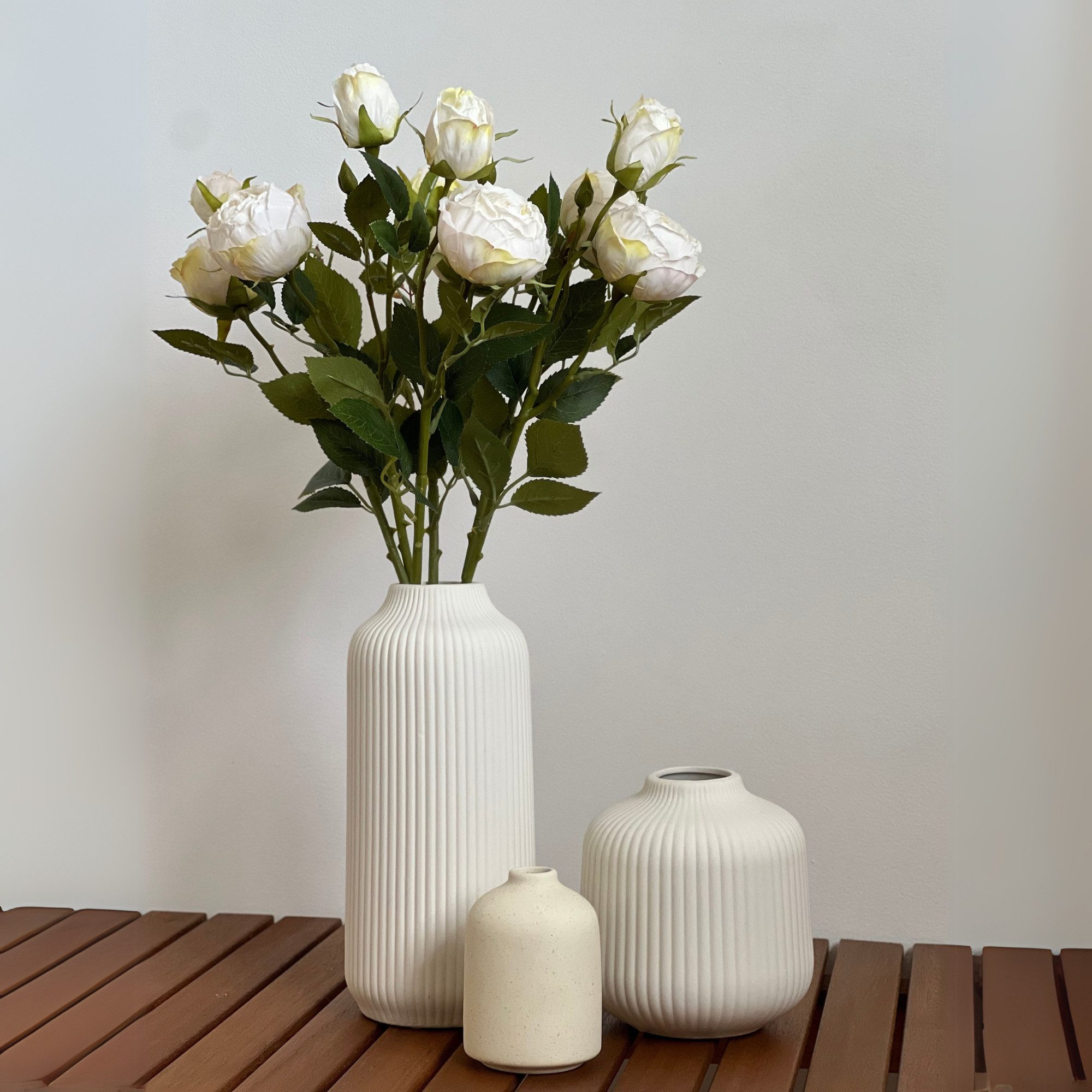 Kunstblumenstrauß Künstliche Rosen 3er Set 55cm. Premium Seidenblumen, 2 Rosen 1 Knospe Rose, Layba, Täuschend echte Seidenblüten, pflegeleicht, vielseitig einsetzbar