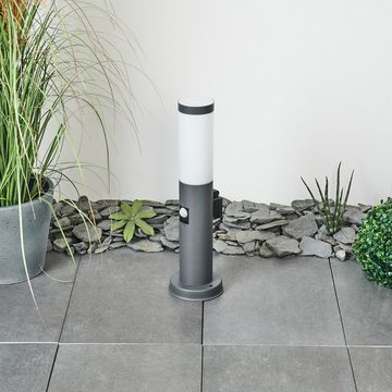 hofstein Pollerleuchte »Gnocchetta« Sockelleuchte aus Metall/Kunststoff in Anthrazit/Weiß, ohne Leuchtmittel, Gartenlampe m. E27, IP44Bewegungsmelder u. Steckdose