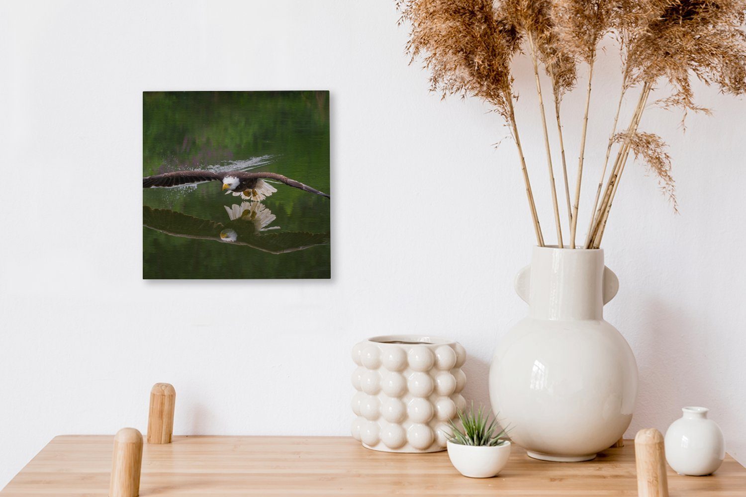 (1 niedrig Schlafzimmer Leinwandbild Bilder fliegt Wohnzimmer sehr für über OneMillionCanvasses® Leinwand dem St), Wasser, Ein Weißkopfseeadler