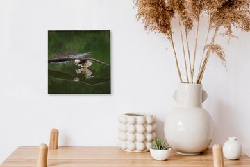 OneMillionCanvasses® Leinwandbild Ein Weißkopfseeadler fliegt sehr niedrig über dem Wasser, (1 St), Leinwand Bilder für Wohnzimmer Schlafzimmer