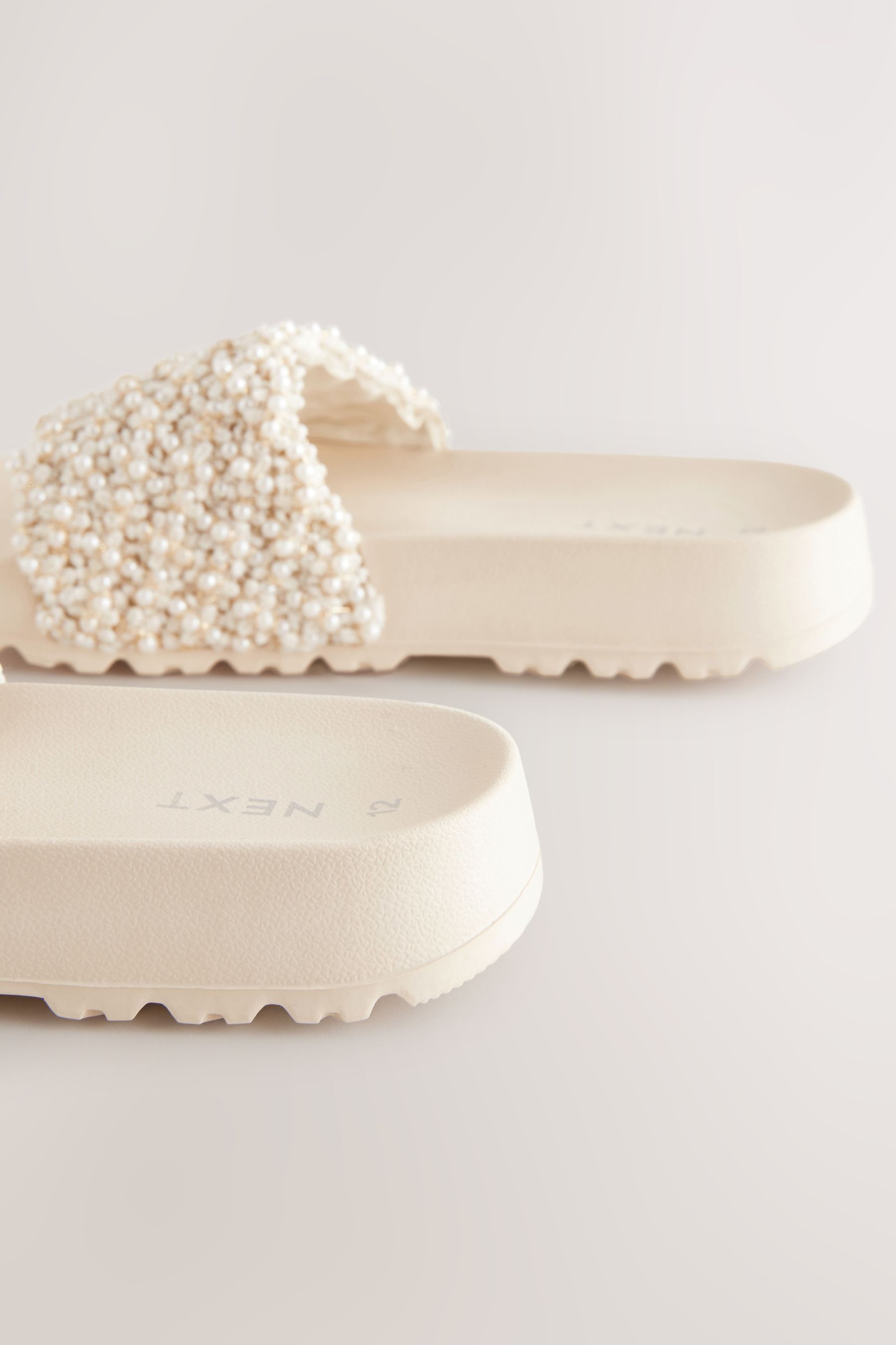 Next Slider-Sandale in Perlmuttoptik Badepantolette (1-tlg)