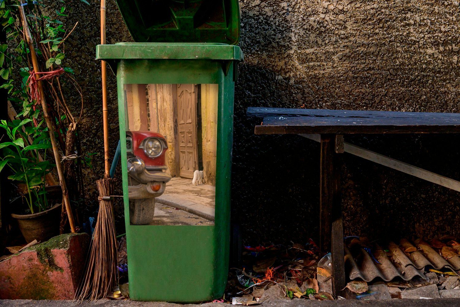 Container, Mülltonne, Mülleimer-aufkleber, auf Havanna in (1 der mit MuchoWow Ein Straße Wandsticker Katze St), Sticker, Abfalbehälter kubanischer einer Oldtimer