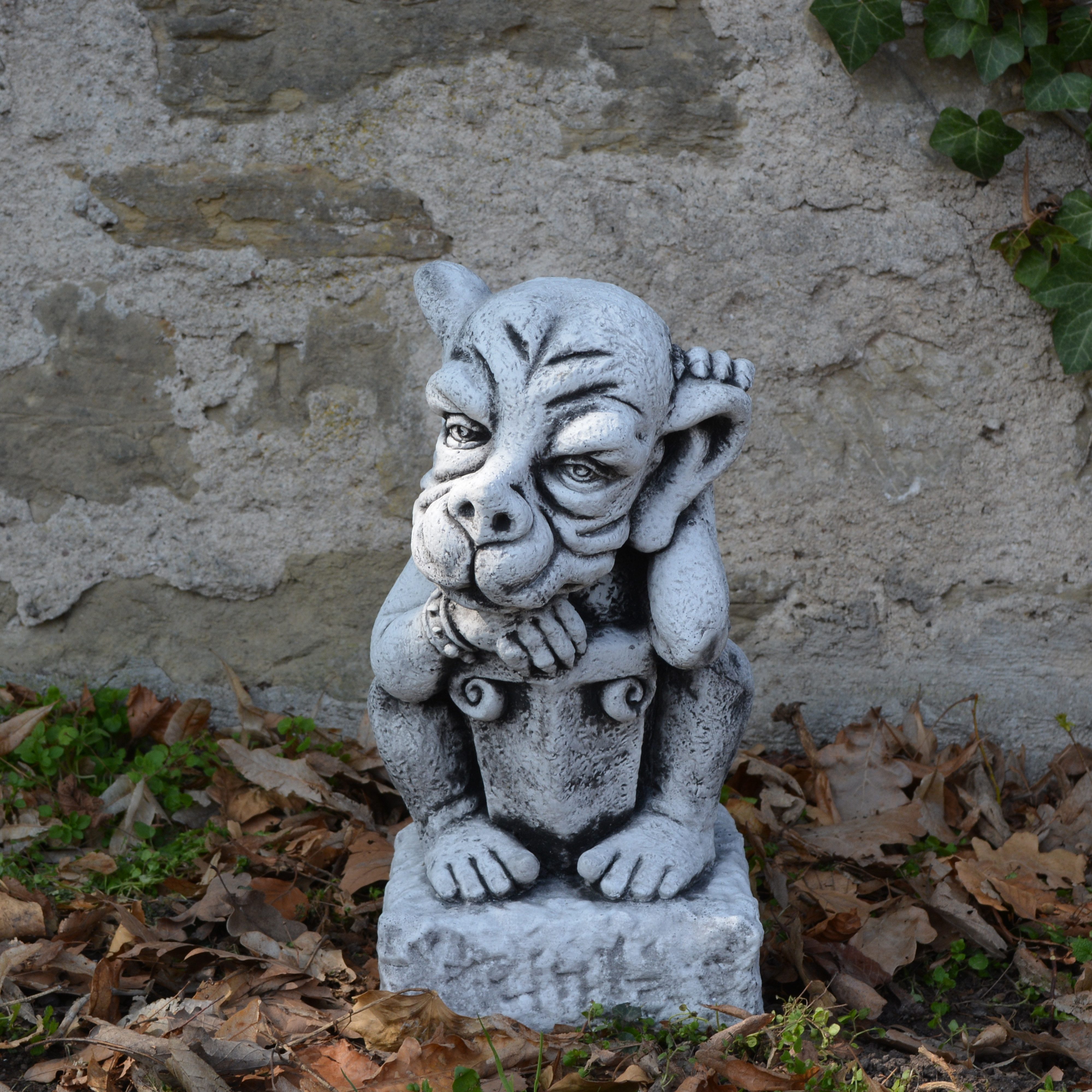 Gartenfigur Gargoyle auf Sockel, Steinfigur, H. 38 cm, 16 kg