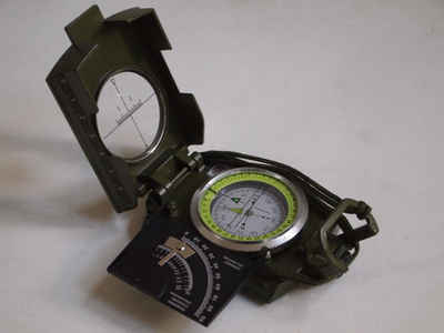 Levenhuk Peilkompass Militär Marsch - Army AC20 Kompass für Outdoor, Camping, Airsoft