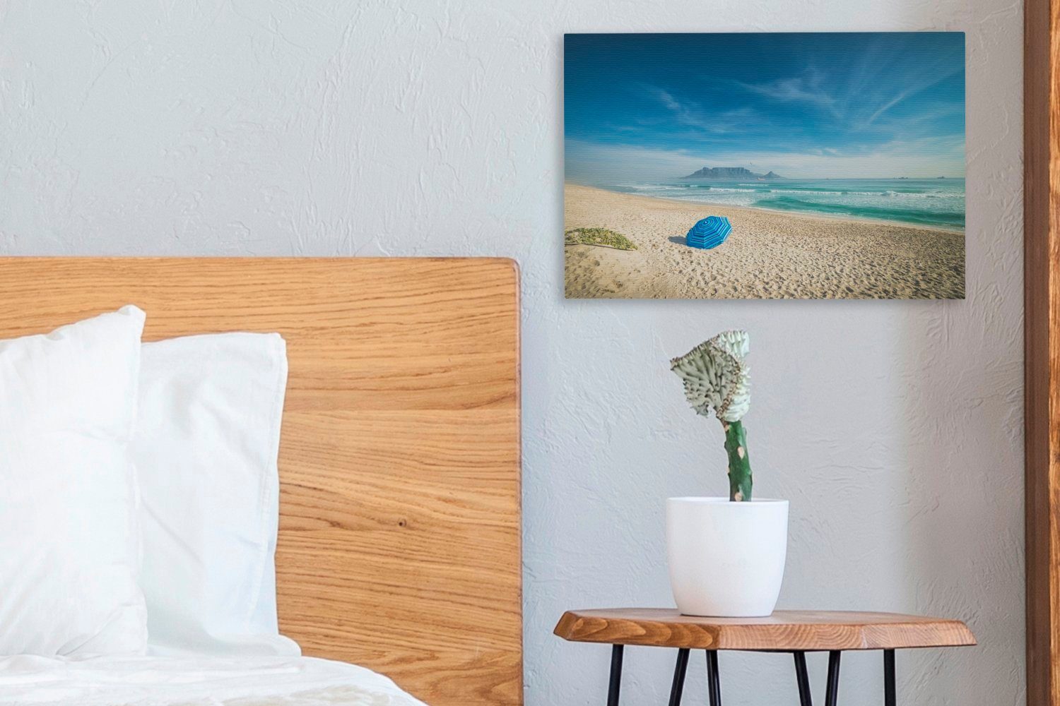 OneMillionCanvasses® Leinwandbild Weißer Strand Wanddeko, der Wandbild Tafelberg in in cm mit Leinwandbilder, Aufhängefertig, 30x20 dem (1 Ferne St), Südafrika