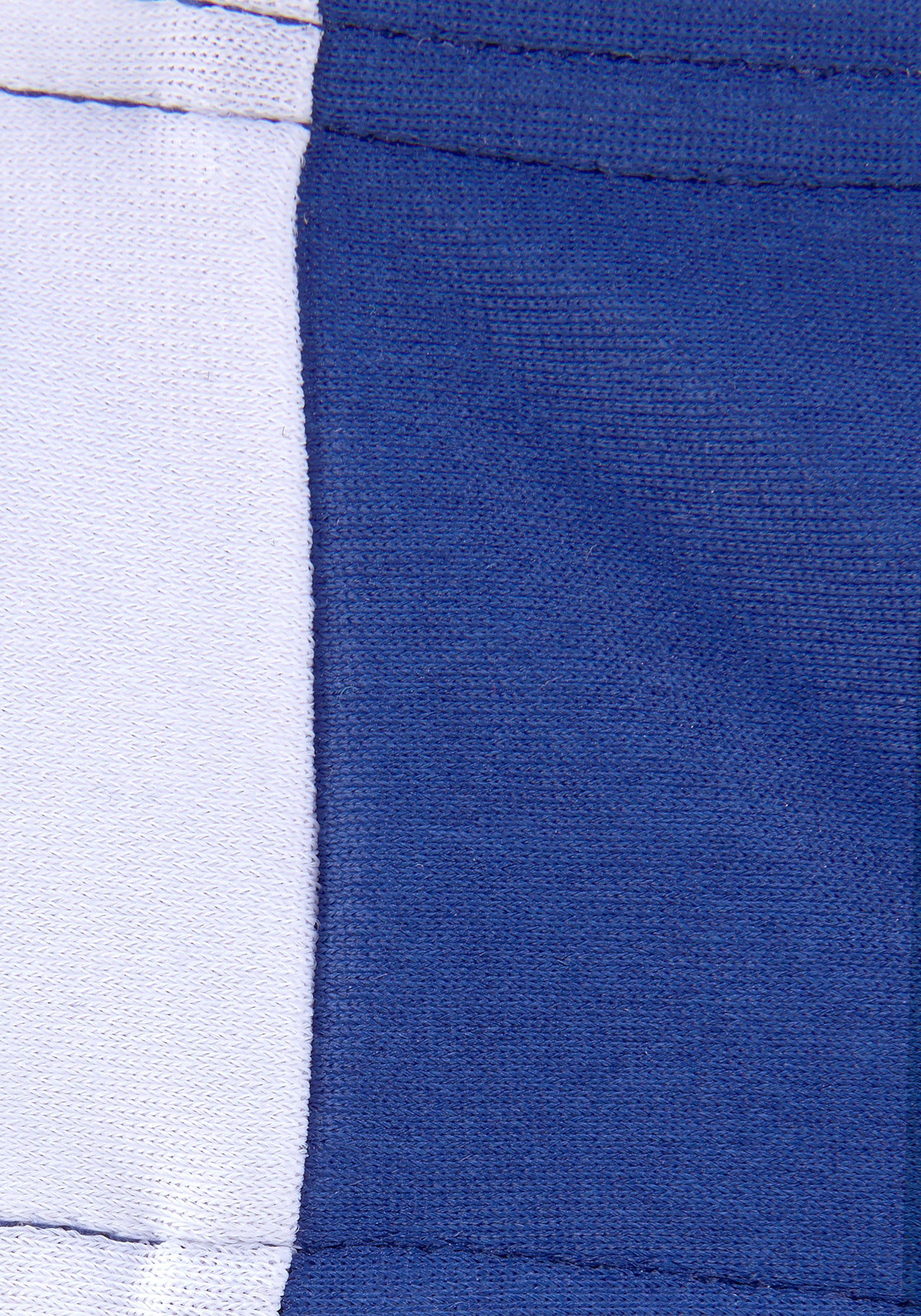 Bench. Bustier-Bikini mit gekreuzten Trägern