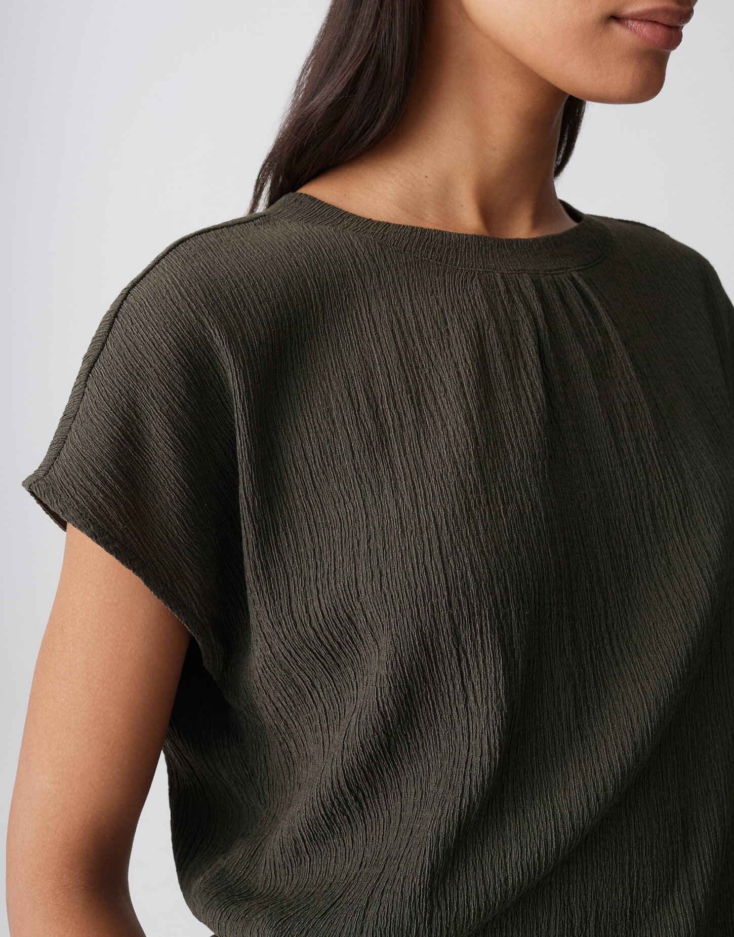 OPUS Kurzarmshirt Salti aus weichem Jersey mit Crinkle Effekt Zarte Falten geben dem Look eine lockere Leichtigkeit – Bild 4 von 5