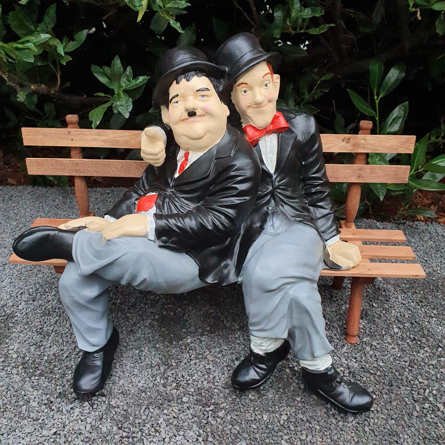 Aspinaworld Gartenfigur Stan Laurel und Oliver Hardy Dick und Doof Figur auf Bank 55 cm wetterfest