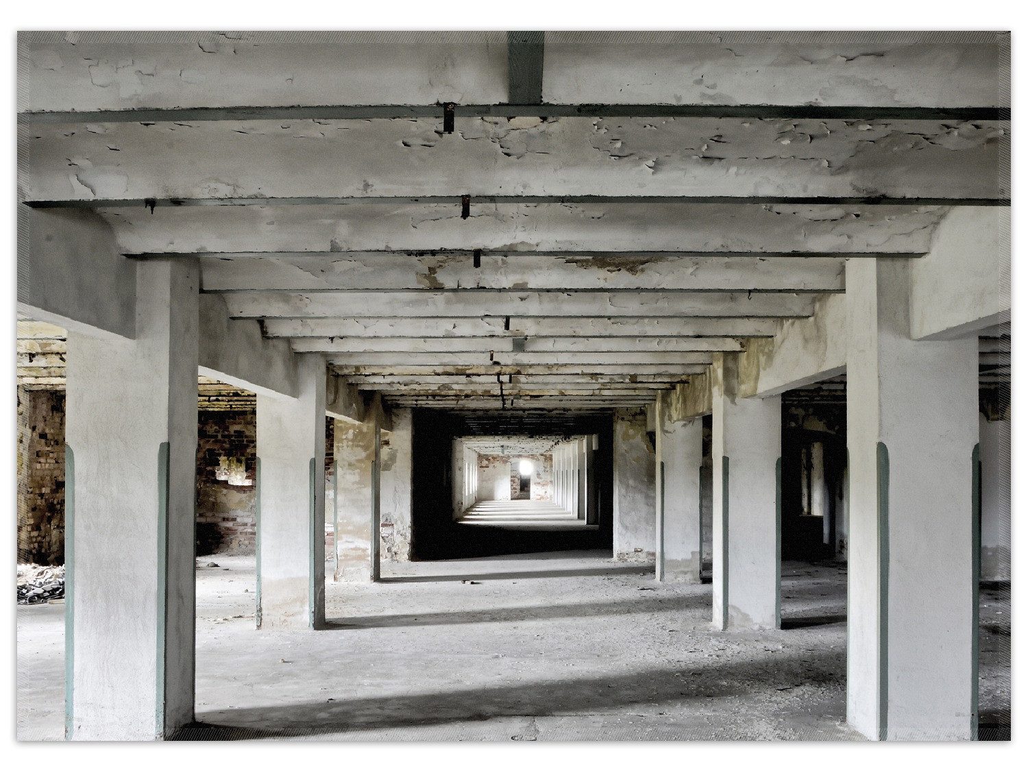 Wallario Teppich Alte Industriehalle - einsame Lagerhalle einer Brauerei, rechteckig, rutschfest