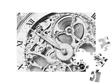 puzzleYOU Puzzle Schwarz-weiße Nahaufnahme eines Uhrwerks, 48 Puzzleteile, puzzleYOU-Kollektionen Uhren