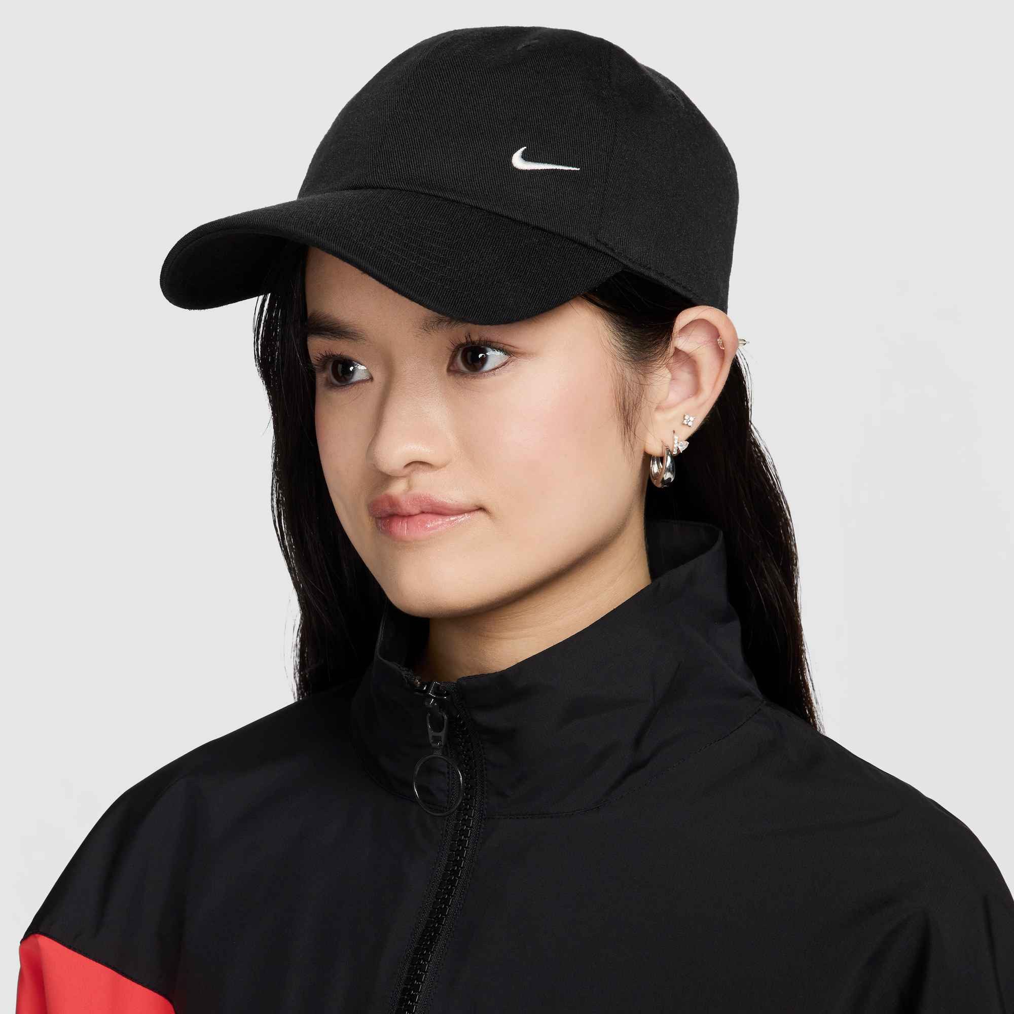 Nike Sportswear Baseball Cap U NK CLUB CAP U CB SM SWSH L mittelhohe Baseball Cap, mit vorgebogenem Schirm, aus glattem Twill