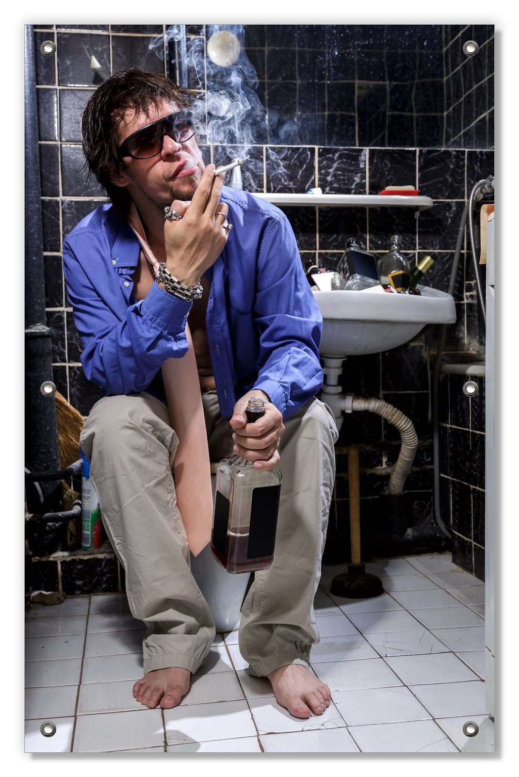 Wallario Sonnenschutz Kloparty - Sexy Mann auf Toilette mit Zigarette, blickdicht, mit Saugnäpfen, wiederablösbar und wiederverwendbar